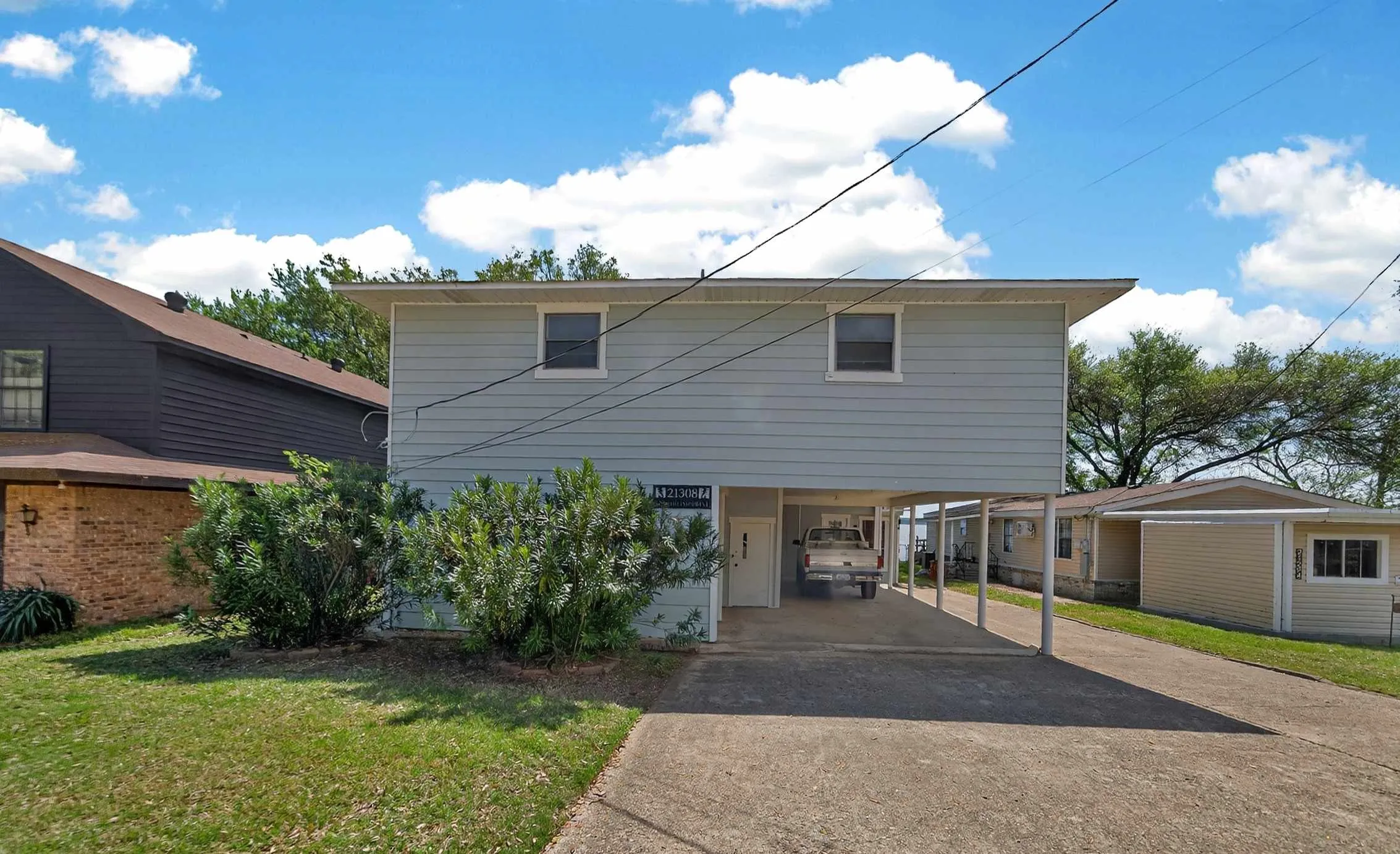 Mobile Home For Sale in Henderson County , 21308 Southwind Drive, Chandler, Texas 75758, 4 Bedroom, 3 Bathroom, Garage spaces, 2,759 Sqft, built in 1970, mls#21224913, Real Estate Agent in Chandler, Homes For Sale in Henderson county, Homes For Sale in Chandler, Realtor in Chandler Texas, Real Estate Brokerage Independent Realty Texas, Luminita Cordes Realtor