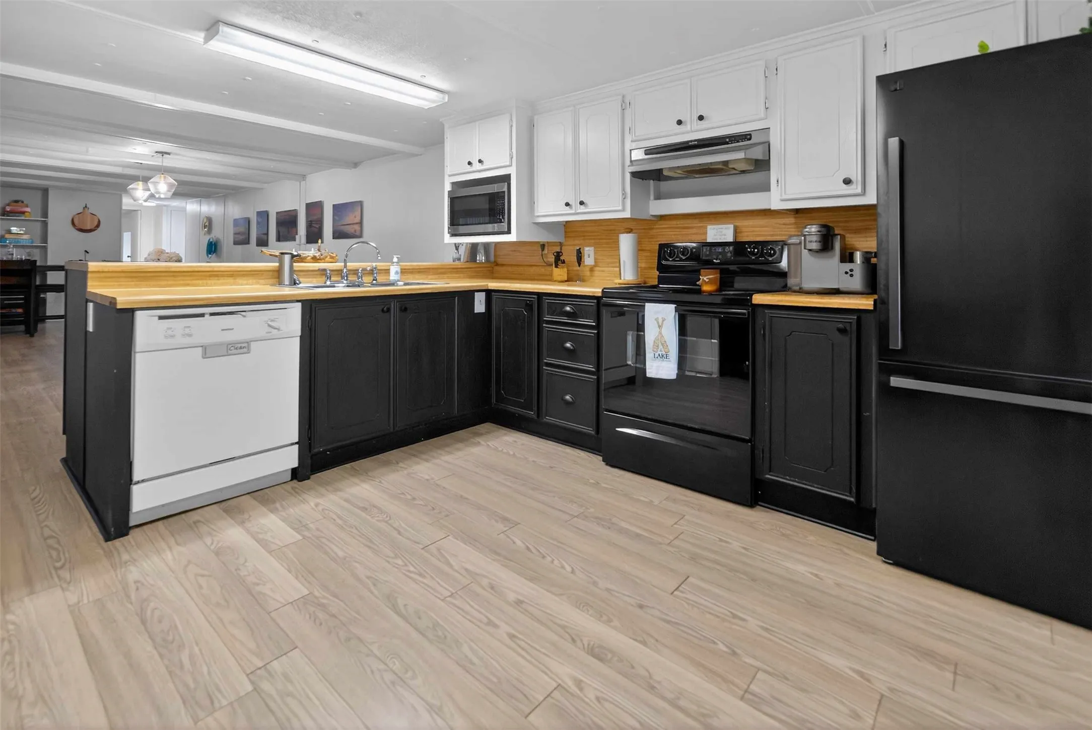 Mobile Home For Sale in Henderson County , 21308 Southwind Drive, Chandler, Texas 75758, 4 Bedroom, 3 Bathroom, Garage spaces, 2,759 Sqft, built in 1970, mls#21224913, Real Estate Agent in Chandler, Homes For Sale in Henderson county, Homes For Sale in Chandler, Realtor in Chandler Texas, Real Estate Brokerage Independent Realty Texas, Luminita Cordes Realtor