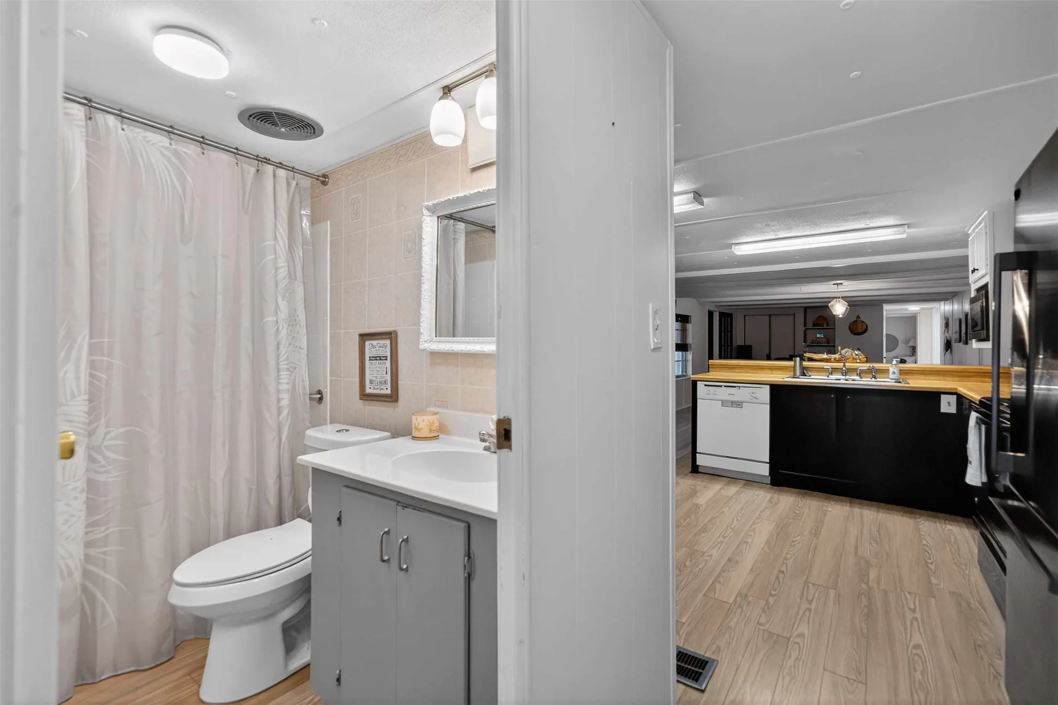 Mobile Home For Sale in Henderson County , 21308 Southwind Drive, Chandler, Texas 75758, 4 Bedroom, 3 Bathroom, Garage spaces, 2,759 Sqft, built in 1970, mls#21224913, Real Estate Agent in Chandler, Homes For Sale in Henderson county, Homes For Sale in Chandler, Realtor in Chandler Texas, Real Estate Brokerage Independent Realty Texas, Luminita Cordes Realtor