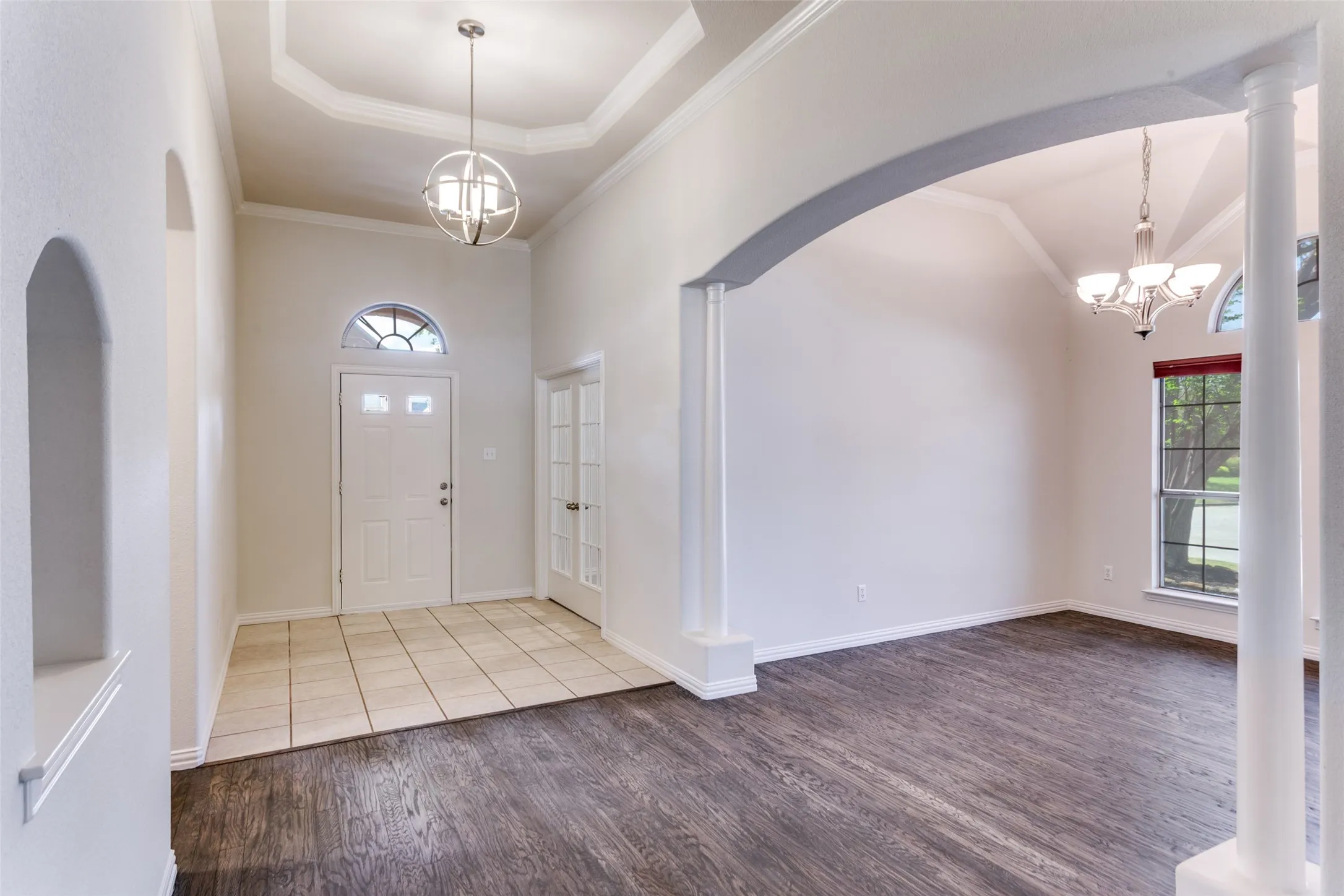 Tiled entry into this wonderful home with private office off of entry way and dining area.