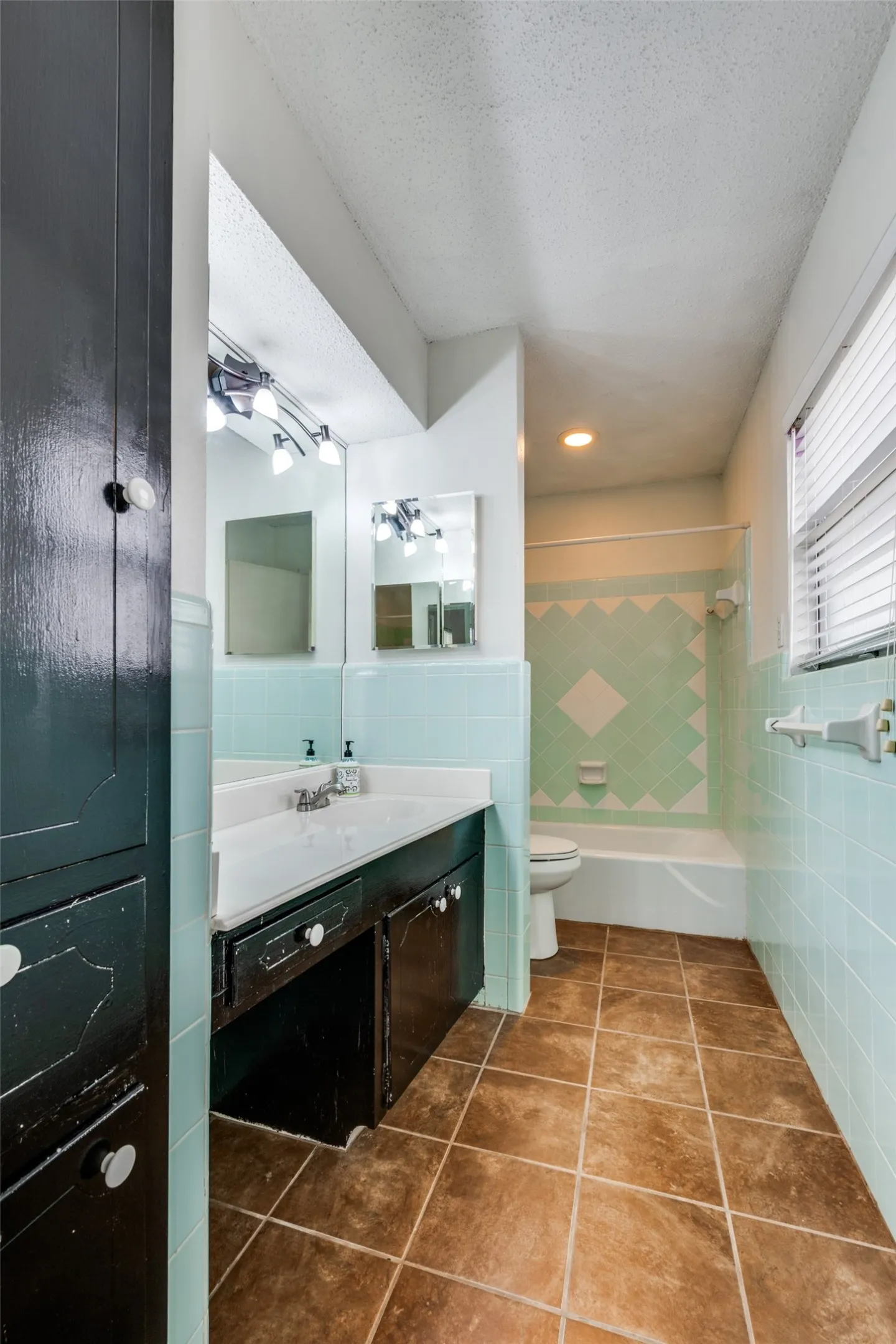 Single Family Residence For Sale in Tarrant County , 2705 Black Oak Lane, Arlington, Texas 76012, 4 Bedroom, 3 Bathroom, 2 Garage spaces, 2,354 Sqft, built in 1964, Preowned, mls#21223915, Real Estate Agent in Arlington, Homes For Sale in Tarrant county, Homes For Sale in Arlington, Realtor in Arlington Texas, Real Estate Brokerage Independent Realty Texas, Luminita Cordes Realtor