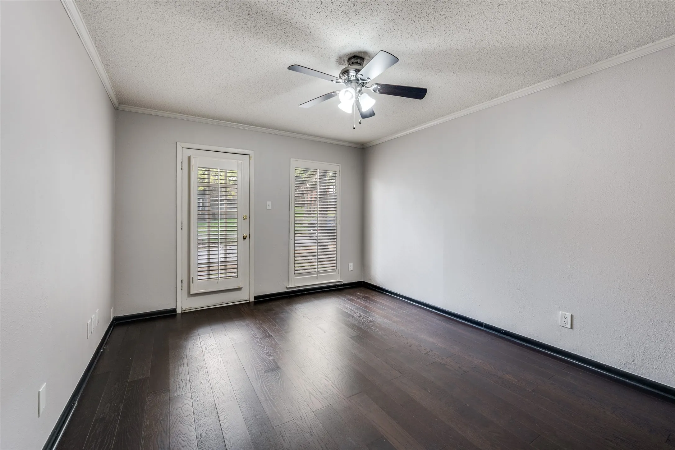 Single Family Residence For Sale in Tarrant County , 2705 Black Oak Lane, Arlington, Texas 76012, 4 Bedroom, 3 Bathroom, 2 Garage spaces, 2,354 Sqft, built in 1964, Preowned, mls#21223915, Real Estate Agent in Arlington, Homes For Sale in Tarrant county, Homes For Sale in Arlington, Realtor in Arlington Texas, Real Estate Brokerage Independent Realty Texas, Luminita Cordes Realtor