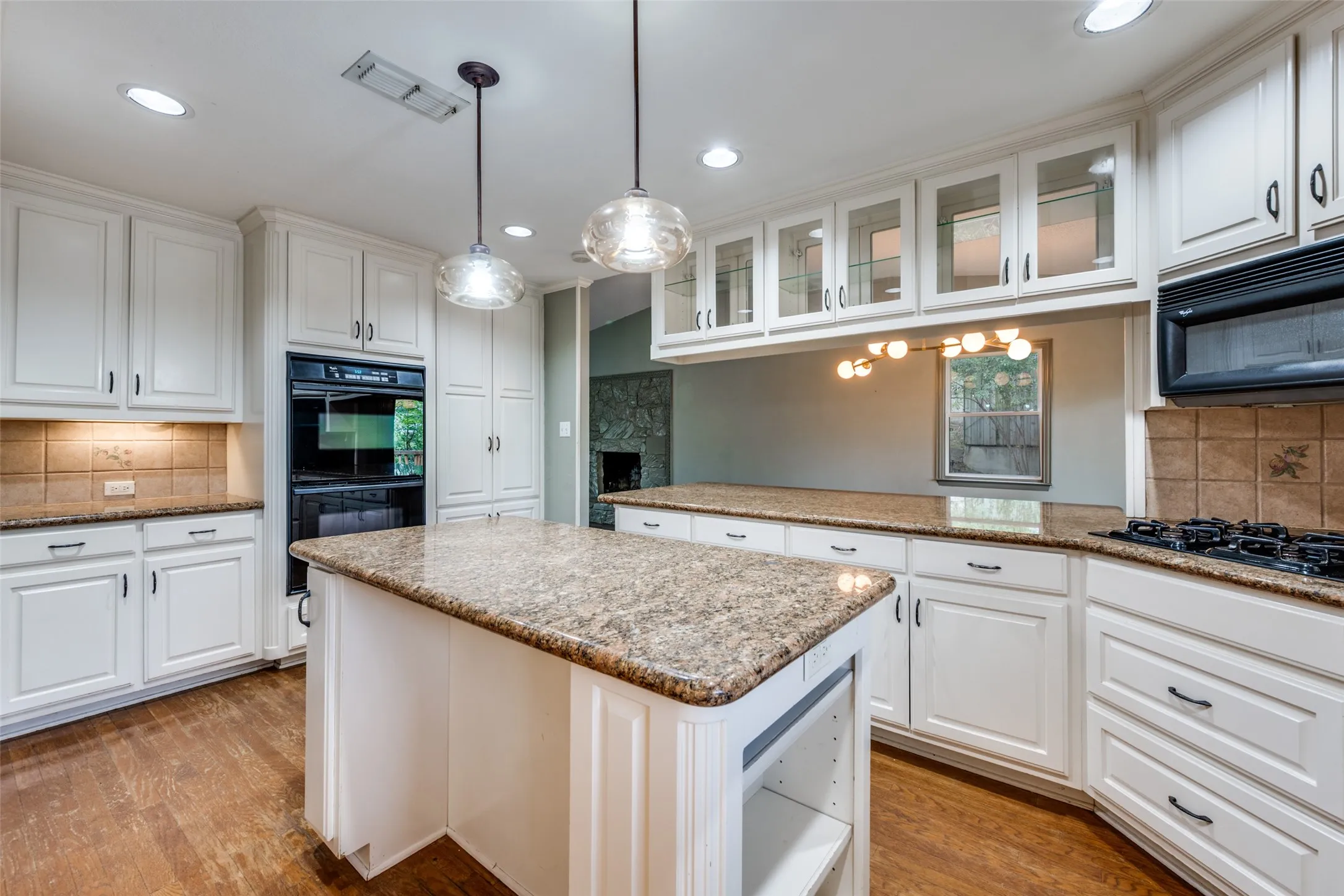 Single Family Residence For Sale in Tarrant County , 2705 Black Oak Lane, Arlington, Texas 76012, 4 Bedroom, 3 Bathroom, 2 Garage spaces, 2,354 Sqft, built in 1964, Preowned, mls#21223915, Real Estate Agent in Arlington, Homes For Sale in Tarrant county, Homes For Sale in Arlington, Realtor in Arlington Texas, Real Estate Brokerage Independent Realty Texas, Luminita Cordes Realtor