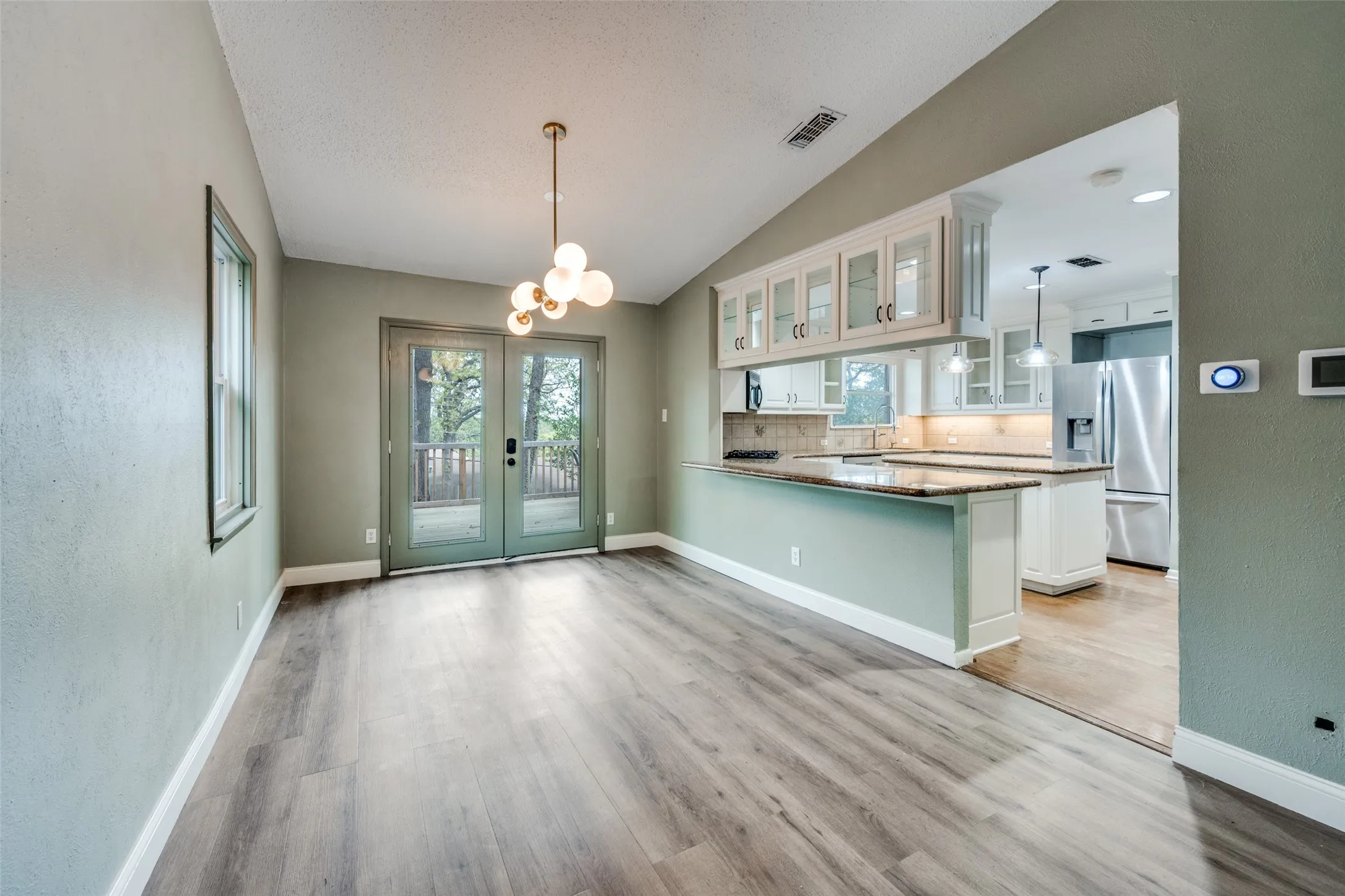 Single Family Residence For Sale in Tarrant County , 2705 Black Oak Lane, Arlington, Texas 76012, 4 Bedroom, 3 Bathroom, 2 Garage spaces, 2,354 Sqft, built in 1964, Preowned, mls#21223915, Real Estate Agent in Arlington, Homes For Sale in Tarrant county, Homes For Sale in Arlington, Realtor in Arlington Texas, Real Estate Brokerage Independent Realty Texas, Luminita Cordes Realtor