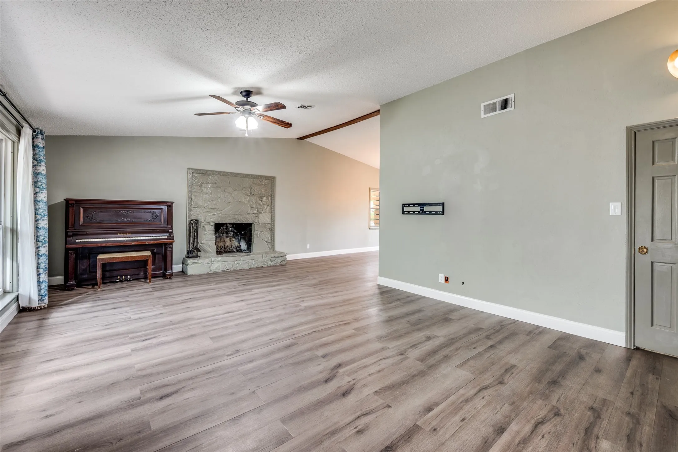 Single Family Residence For Sale in Tarrant County , 2705 Black Oak Lane, Arlington, Texas 76012, 4 Bedroom, 3 Bathroom, 2 Garage spaces, 2,354 Sqft, built in 1964, Preowned, mls#21223915, Real Estate Agent in Arlington, Homes For Sale in Tarrant county, Homes For Sale in Arlington, Realtor in Arlington Texas, Real Estate Brokerage Independent Realty Texas, Luminita Cordes Realtor