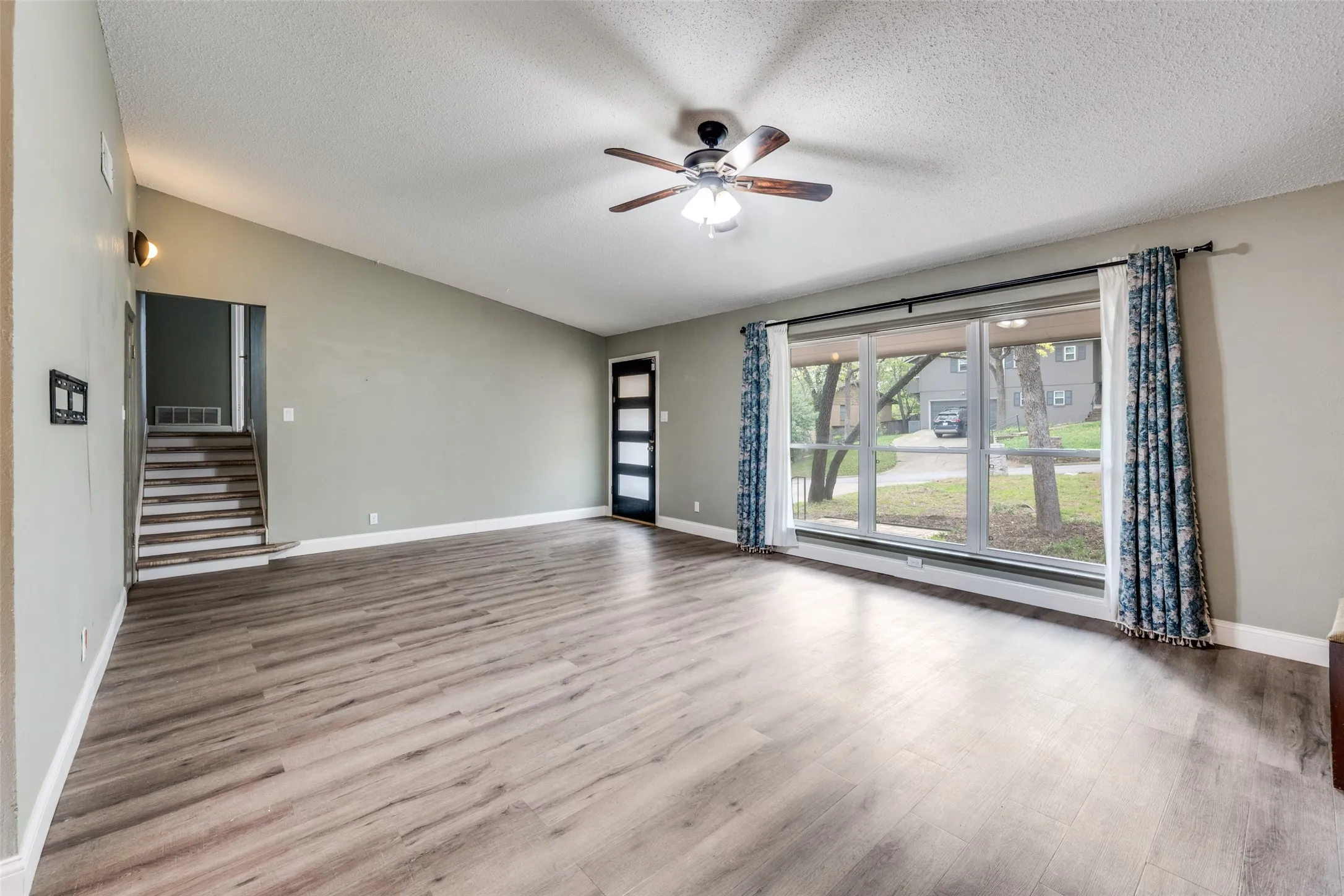 Single Family Residence For Sale in Tarrant County , 2705 Black Oak Lane, Arlington, Texas 76012, 4 Bedroom, 3 Bathroom, 2 Garage spaces, 2,354 Sqft, built in 1964, Preowned, mls#21223915, Real Estate Agent in Arlington, Homes For Sale in Tarrant county, Homes For Sale in Arlington, Realtor in Arlington Texas, Real Estate Brokerage Independent Realty Texas, Luminita Cordes Realtor