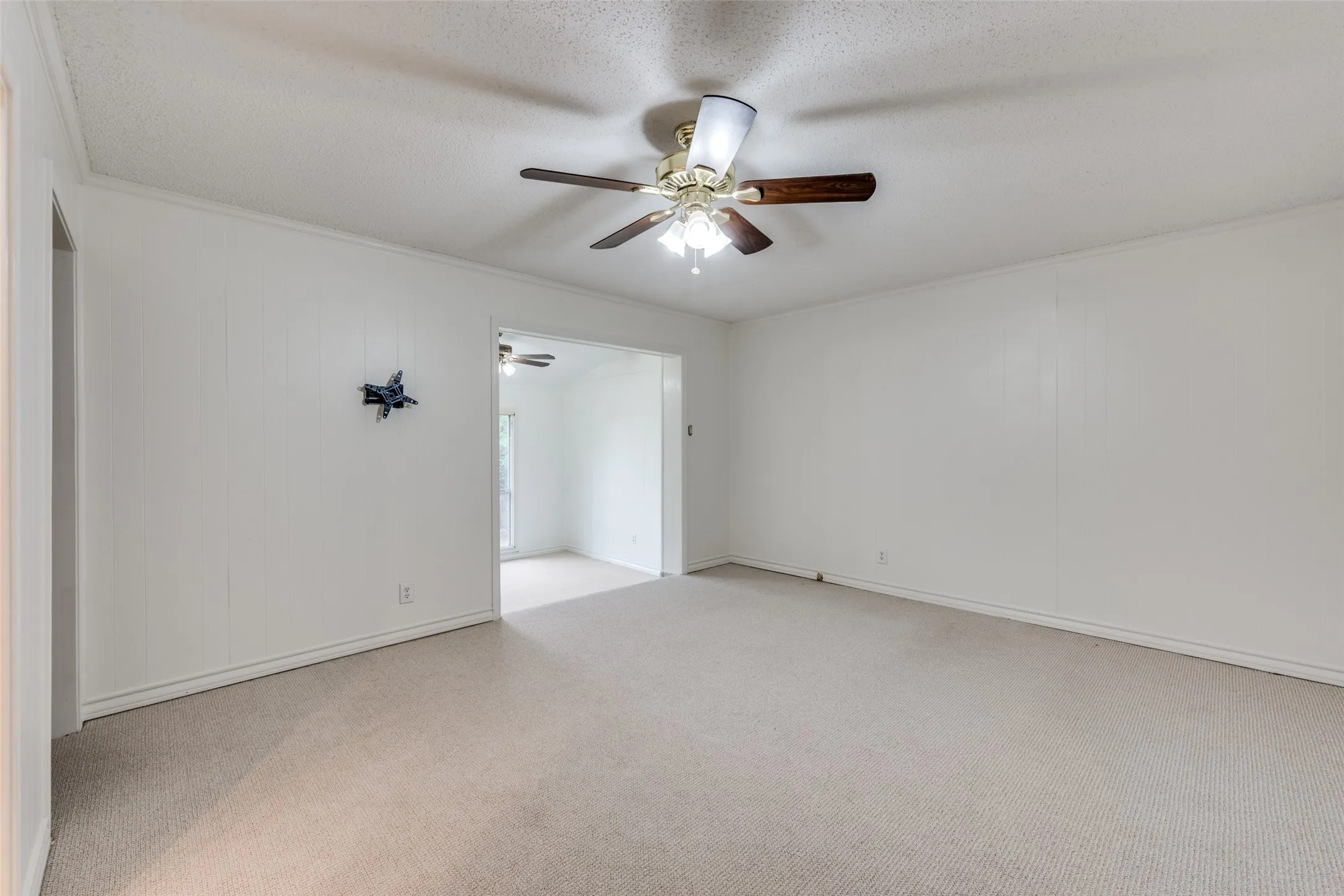Single Family Residence For Sale in Tarrant County , 2705 Black Oak Lane, Arlington, Texas 76012, 4 Bedroom, 3 Bathroom, 2 Garage spaces, 2,354 Sqft, built in 1964, Preowned, mls#21223915, Real Estate Agent in Arlington, Homes For Sale in Tarrant county, Homes For Sale in Arlington, Realtor in Arlington Texas, Real Estate Brokerage Independent Realty Texas, Luminita Cordes Realtor