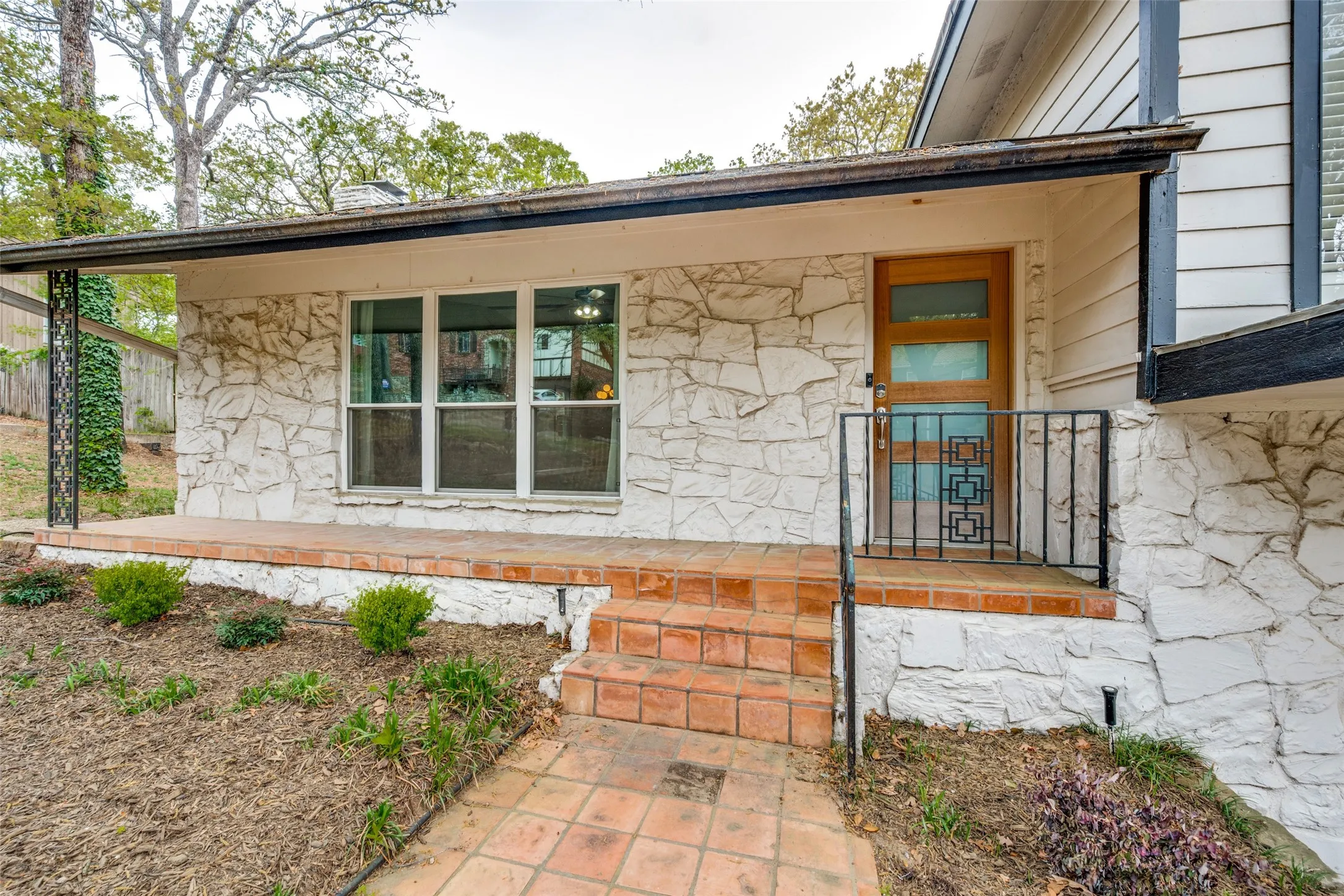 Single Family Residence For Sale in Tarrant County , 2705 Black Oak Lane, Arlington, Texas 76012, 4 Bedroom, 3 Bathroom, 2 Garage spaces, 2,354 Sqft, built in 1964, Preowned, mls#21223915, Real Estate Agent in Arlington, Homes For Sale in Tarrant county, Homes For Sale in Arlington, Realtor in Arlington Texas, Real Estate Brokerage Independent Realty Texas, Luminita Cordes Realtor