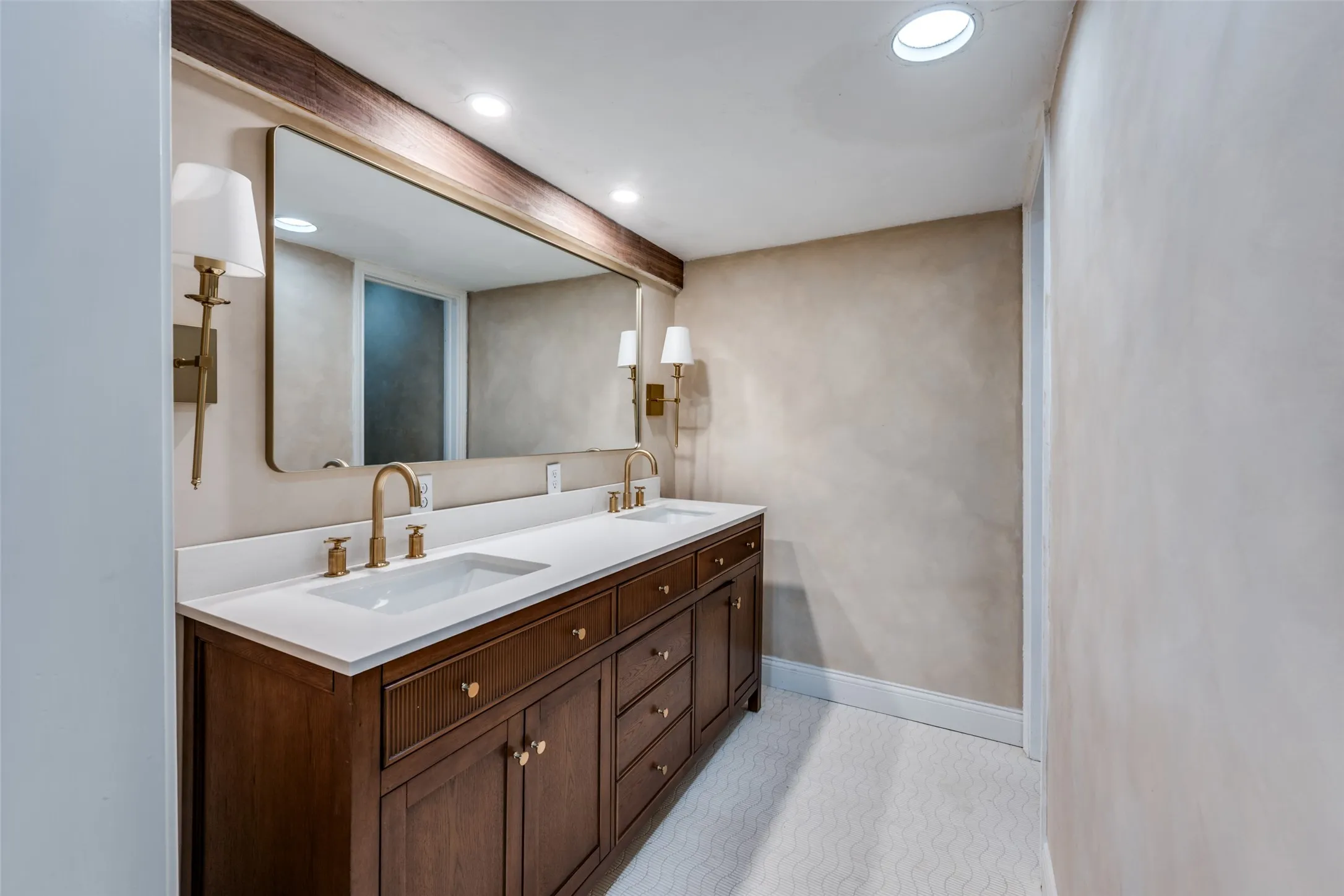Single Family Residence For Sale in Tarrant County , 2705 Black Oak Lane, Arlington, Texas 76012, 4 Bedroom, 3 Bathroom, 2 Garage spaces, 2,354 Sqft, built in 1964, Preowned, mls#21223915, Real Estate Agent in Arlington, Homes For Sale in Tarrant county, Homes For Sale in Arlington, Realtor in Arlington Texas, Real Estate Brokerage Independent Realty Texas, Luminita Cordes Realtor