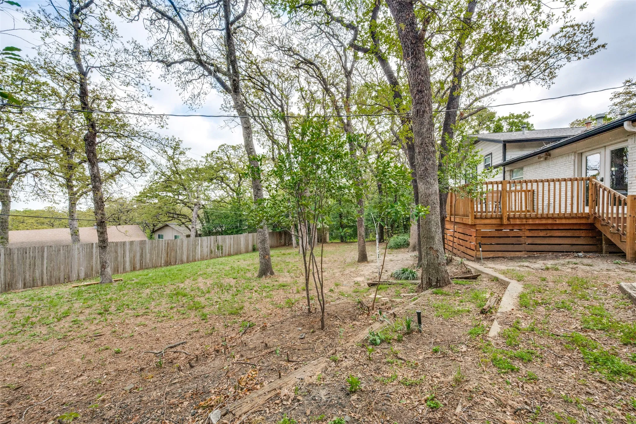 Single Family Residence For Sale in Tarrant County , 2705 Black Oak Lane, Arlington, Texas 76012, 4 Bedroom, 3 Bathroom, 2 Garage spaces, 2,354 Sqft, built in 1964, Preowned, mls#21223915, Real Estate Agent in Arlington, Homes For Sale in Tarrant county, Homes For Sale in Arlington, Realtor in Arlington Texas, Real Estate Brokerage Independent Realty Texas, Luminita Cordes Realtor