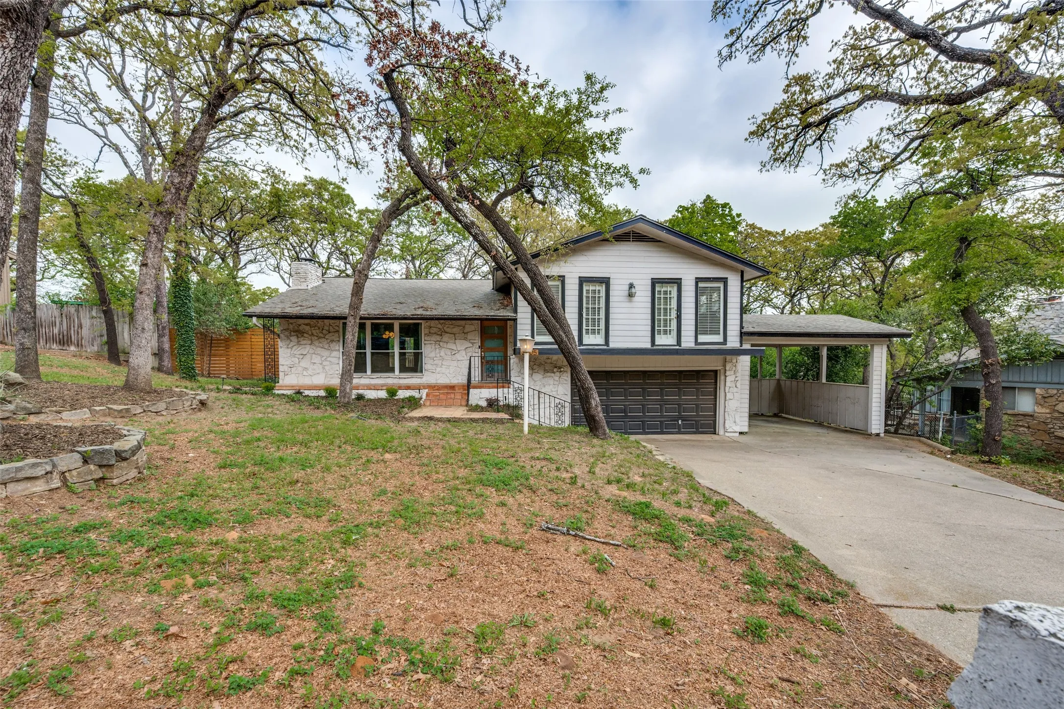 Single Family Residence For Sale in Tarrant County , 2705 Black Oak Lane, Arlington, Texas 76012, 4 Bedroom, 3 Bathroom, 2 Garage spaces, 2,354 Sqft, built in 1964, Preowned, mls#21223915, Real Estate Agent in Arlington, Homes For Sale in Tarrant county, Homes For Sale in Arlington, Realtor in Arlington Texas, Real Estate Brokerage Independent Realty Texas, Luminita Cordes Realtor