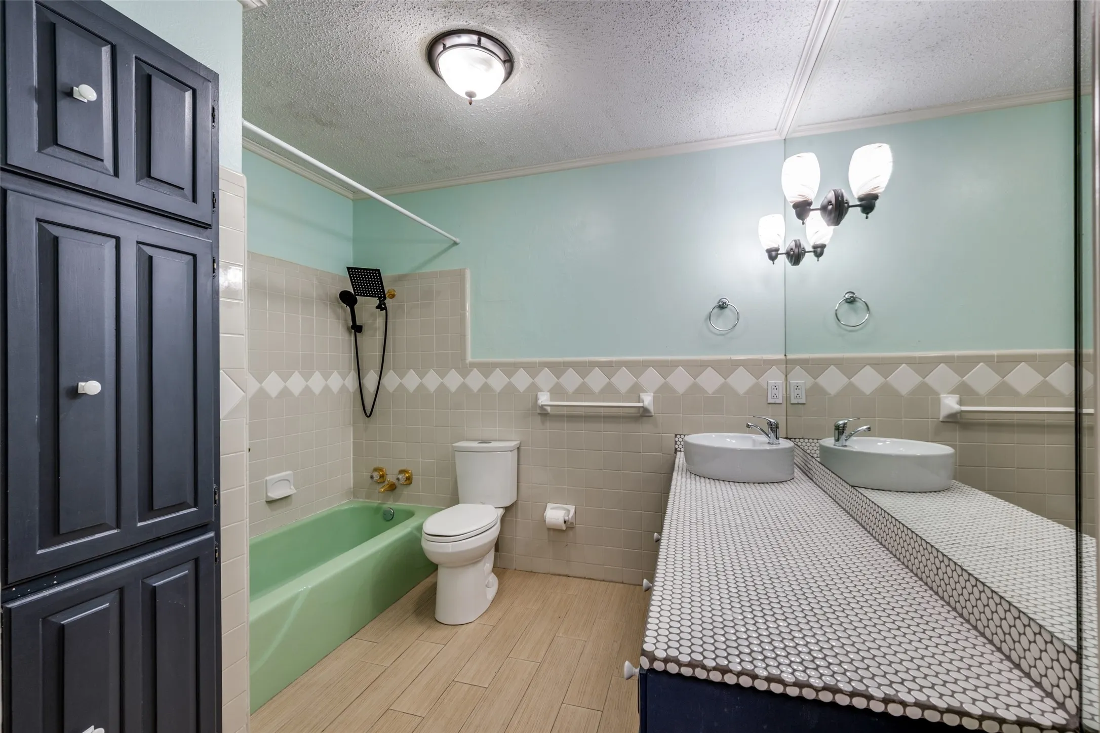 Single Family Residence For Sale in Tarrant County , 2705 Black Oak Lane, Arlington, Texas 76012, 4 Bedroom, 3 Bathroom, 2 Garage spaces, 2,354 Sqft, built in 1964, Preowned, mls#21223915, Real Estate Agent in Arlington, Homes For Sale in Tarrant county, Homes For Sale in Arlington, Realtor in Arlington Texas, Real Estate Brokerage Independent Realty Texas, Luminita Cordes Realtor