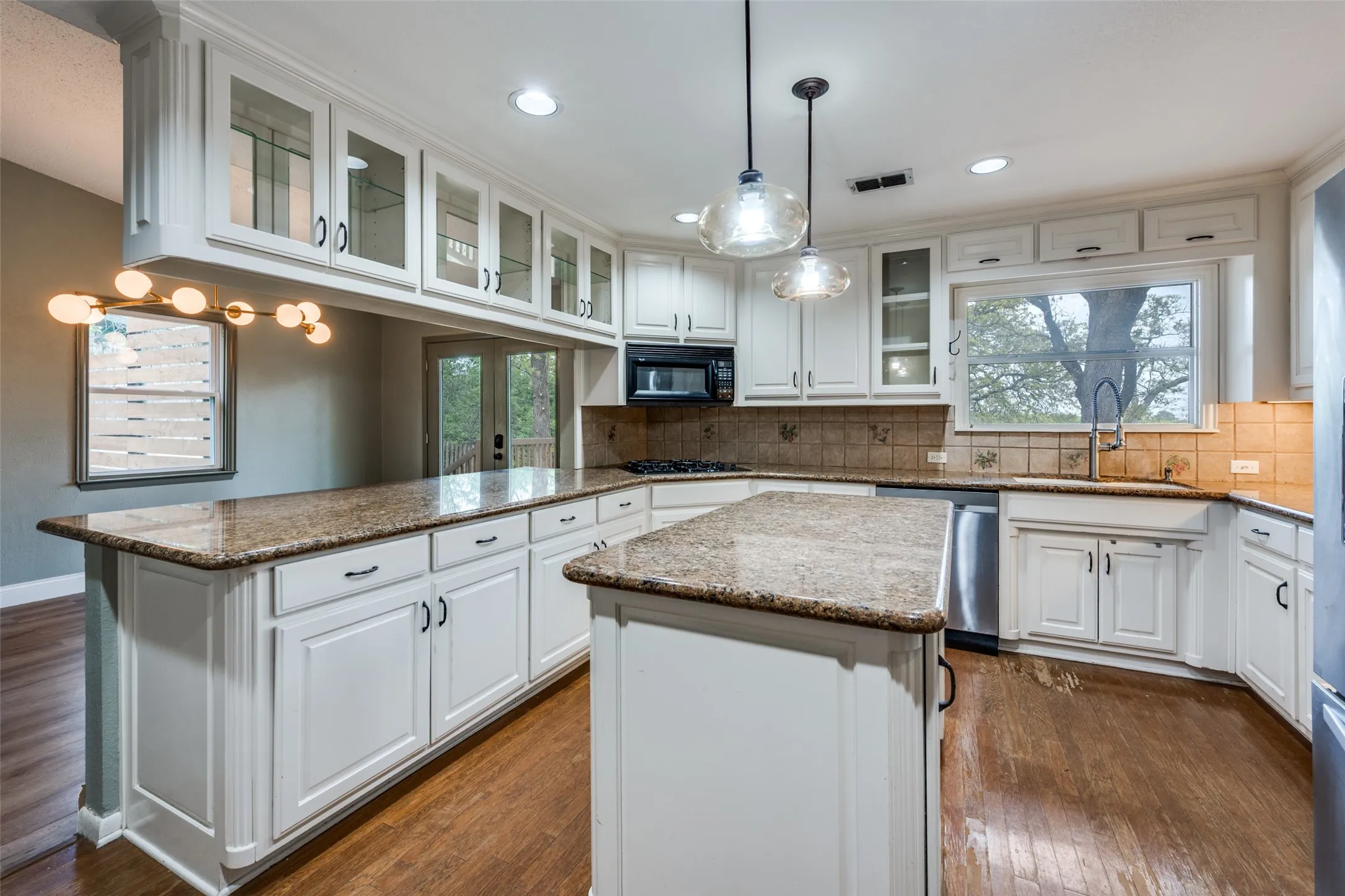 Single Family Residence For Sale in Tarrant County , 2705 Black Oak Lane, Arlington, Texas 76012, 4 Bedroom, 3 Bathroom, 2 Garage spaces, 2,354 Sqft, built in 1964, Preowned, mls#21223915, Real Estate Agent in Arlington, Homes For Sale in Tarrant county, Homes For Sale in Arlington, Realtor in Arlington Texas, Real Estate Brokerage Independent Realty Texas, Luminita Cordes Realtor