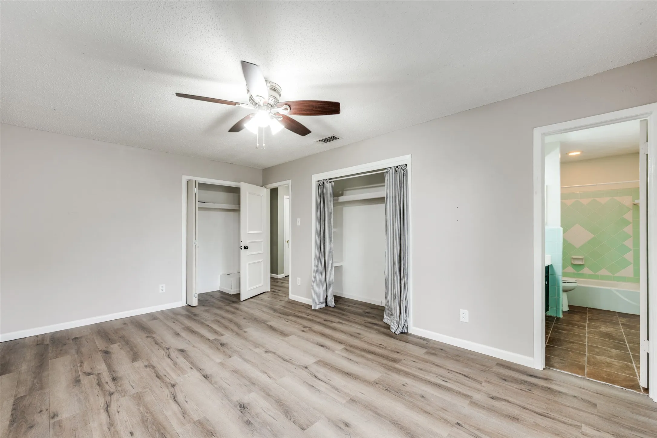 Single Family Residence For Sale in Tarrant County , 2705 Black Oak Lane, Arlington, Texas 76012, 4 Bedroom, 3 Bathroom, 2 Garage spaces, 2,354 Sqft, built in 1964, Preowned, mls#21223915, Real Estate Agent in Arlington, Homes For Sale in Tarrant county, Homes For Sale in Arlington, Realtor in Arlington Texas, Real Estate Brokerage Independent Realty Texas, Luminita Cordes Realtor