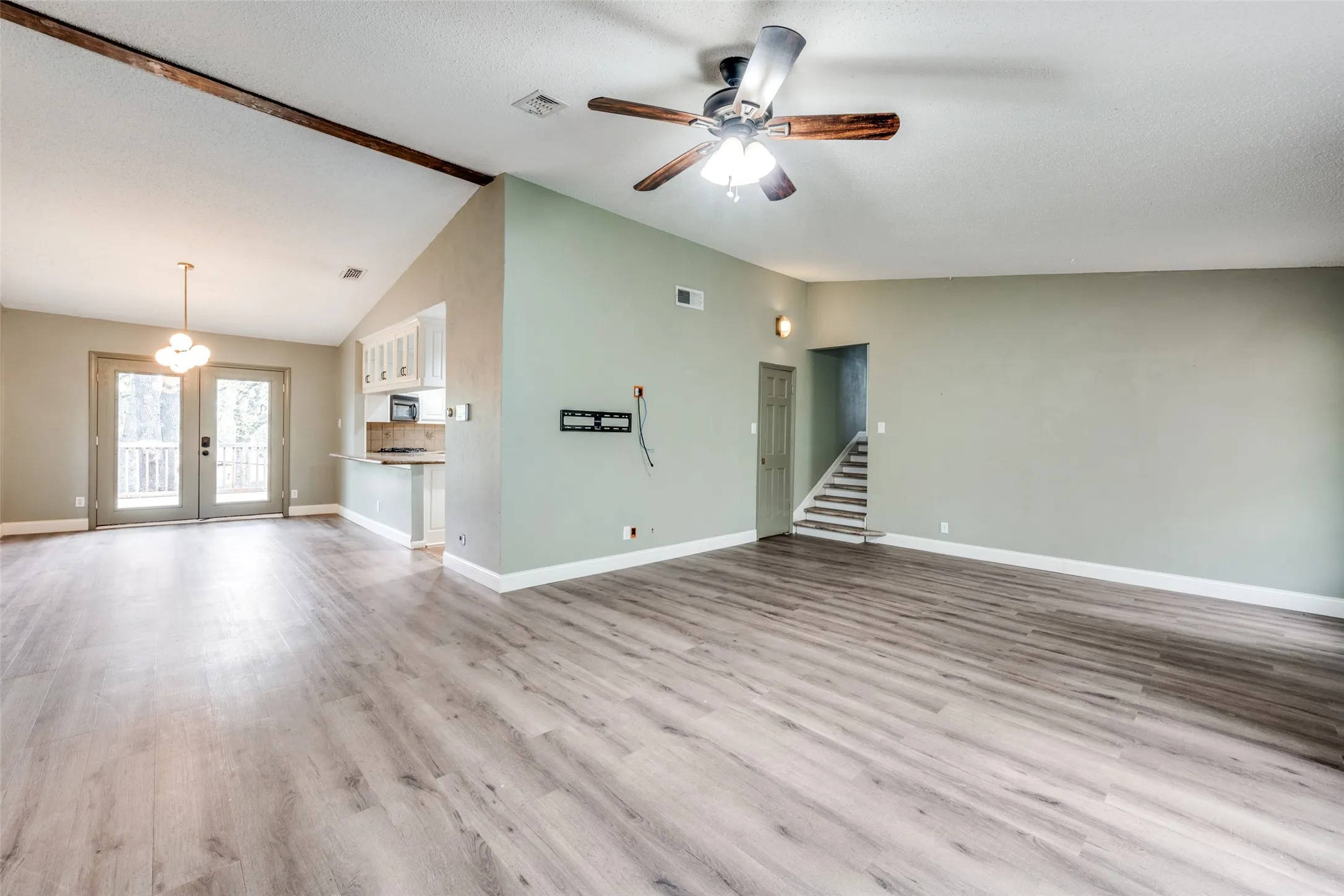 Single Family Residence For Sale in Tarrant County , 2705 Black Oak Lane, Arlington, Texas 76012, 4 Bedroom, 3 Bathroom, 2 Garage spaces, 2,354 Sqft, built in 1964, Preowned, mls#21223915, Real Estate Agent in Arlington, Homes For Sale in Tarrant county, Homes For Sale in Arlington, Realtor in Arlington Texas, Real Estate Brokerage Independent Realty Texas, Luminita Cordes Realtor
