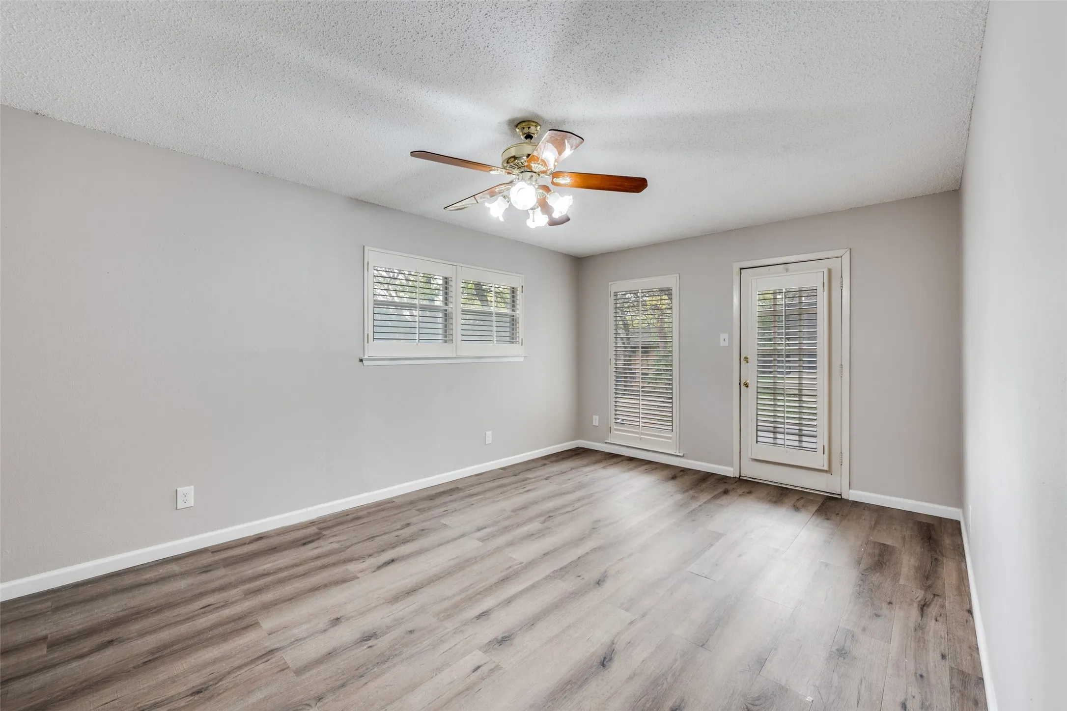 Single Family Residence For Sale in Tarrant County , 2705 Black Oak Lane, Arlington, Texas 76012, 4 Bedroom, 3 Bathroom, 2 Garage spaces, 2,354 Sqft, built in 1964, Preowned, mls#21223915, Real Estate Agent in Arlington, Homes For Sale in Tarrant county, Homes For Sale in Arlington, Realtor in Arlington Texas, Real Estate Brokerage Independent Realty Texas, Luminita Cordes Realtor