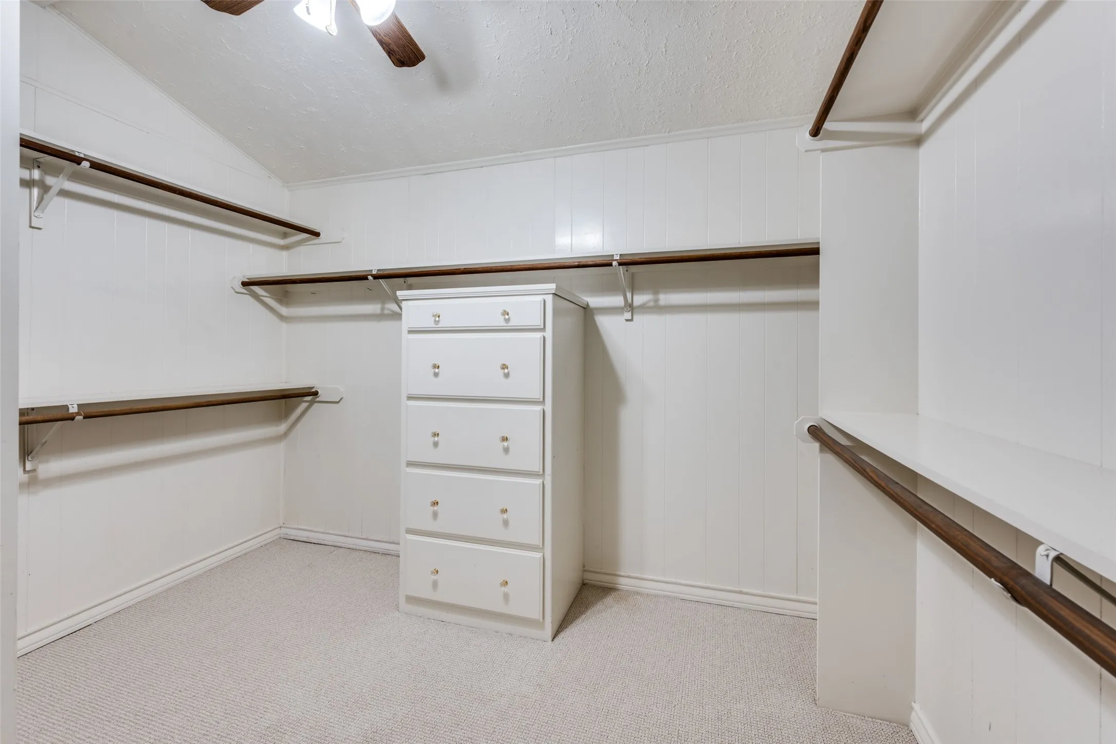 Single Family Residence For Sale in Tarrant County , 2705 Black Oak Lane, Arlington, Texas 76012, 4 Bedroom, 3 Bathroom, 2 Garage spaces, 2,354 Sqft, built in 1964, Preowned, mls#21223915, Real Estate Agent in Arlington, Homes For Sale in Tarrant county, Homes For Sale in Arlington, Realtor in Arlington Texas, Real Estate Brokerage Independent Realty Texas, Luminita Cordes Realtor