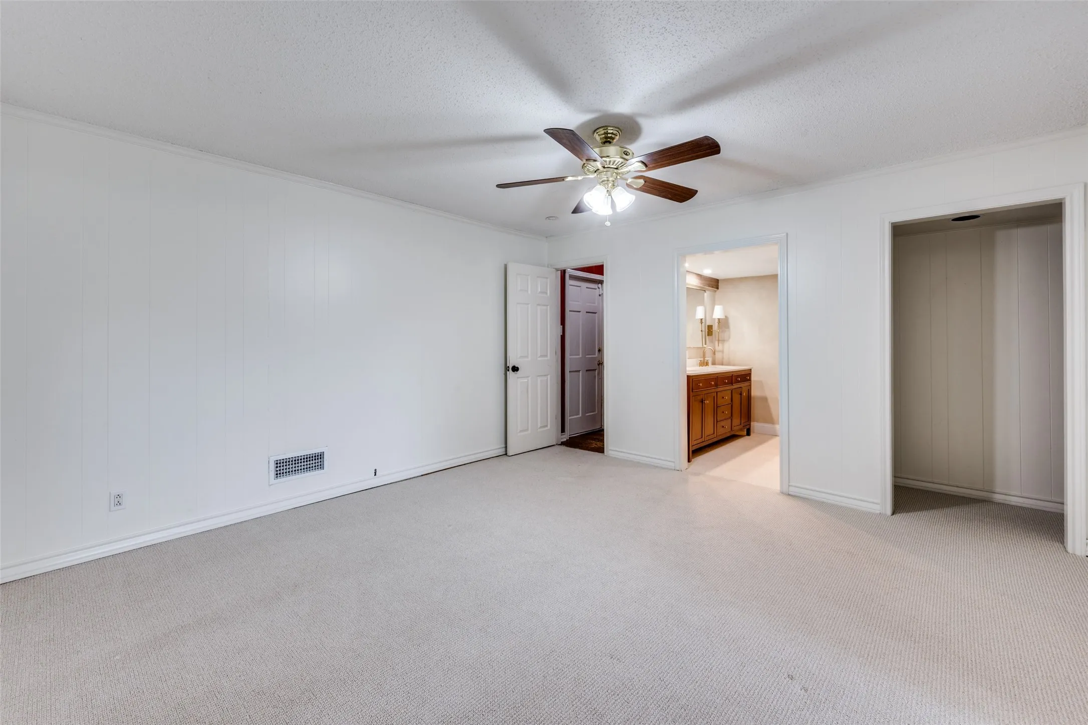 Single Family Residence For Sale in Tarrant County , 2705 Black Oak Lane, Arlington, Texas 76012, 4 Bedroom, 3 Bathroom, 2 Garage spaces, 2,354 Sqft, built in 1964, Preowned, mls#21223915, Real Estate Agent in Arlington, Homes For Sale in Tarrant county, Homes For Sale in Arlington, Realtor in Arlington Texas, Real Estate Brokerage Independent Realty Texas, Luminita Cordes Realtor