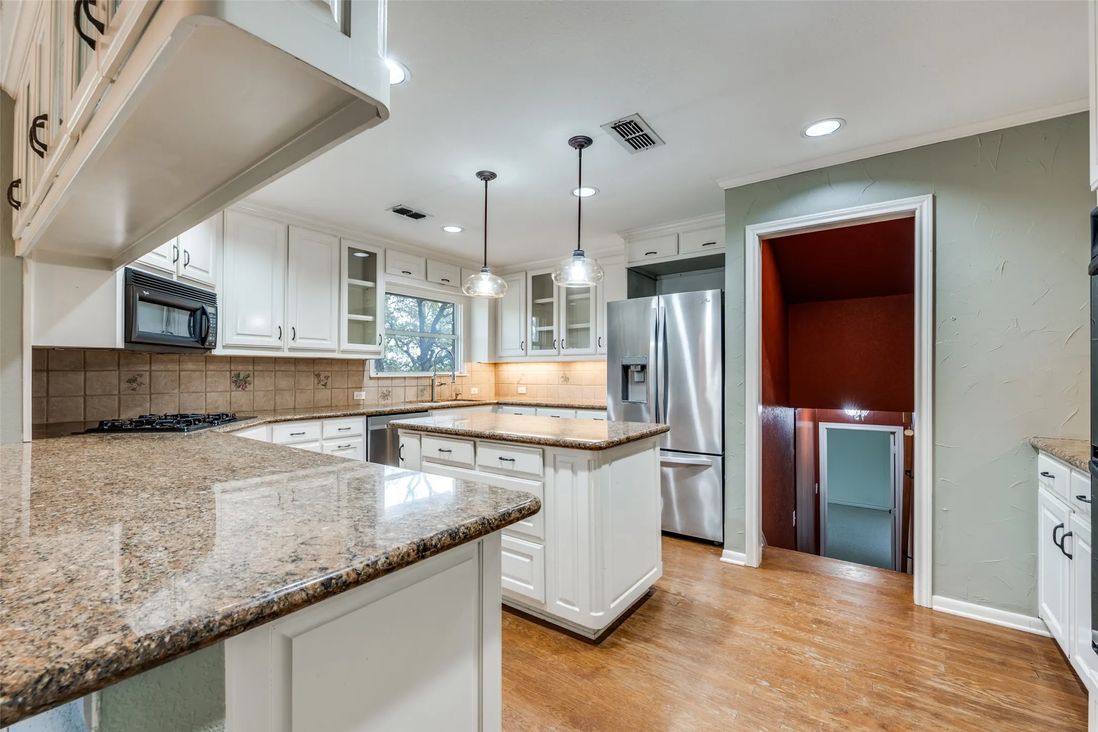 Single Family Residence For Sale in Tarrant County , 2705 Black Oak Lane, Arlington, Texas 76012, 4 Bedroom, 3 Bathroom, 2 Garage spaces, 2,354 Sqft, built in 1964, Preowned, mls#21223915, Real Estate Agent in Arlington, Homes For Sale in Tarrant county, Homes For Sale in Arlington, Realtor in Arlington Texas, Real Estate Brokerage Independent Realty Texas, Luminita Cordes Realtor