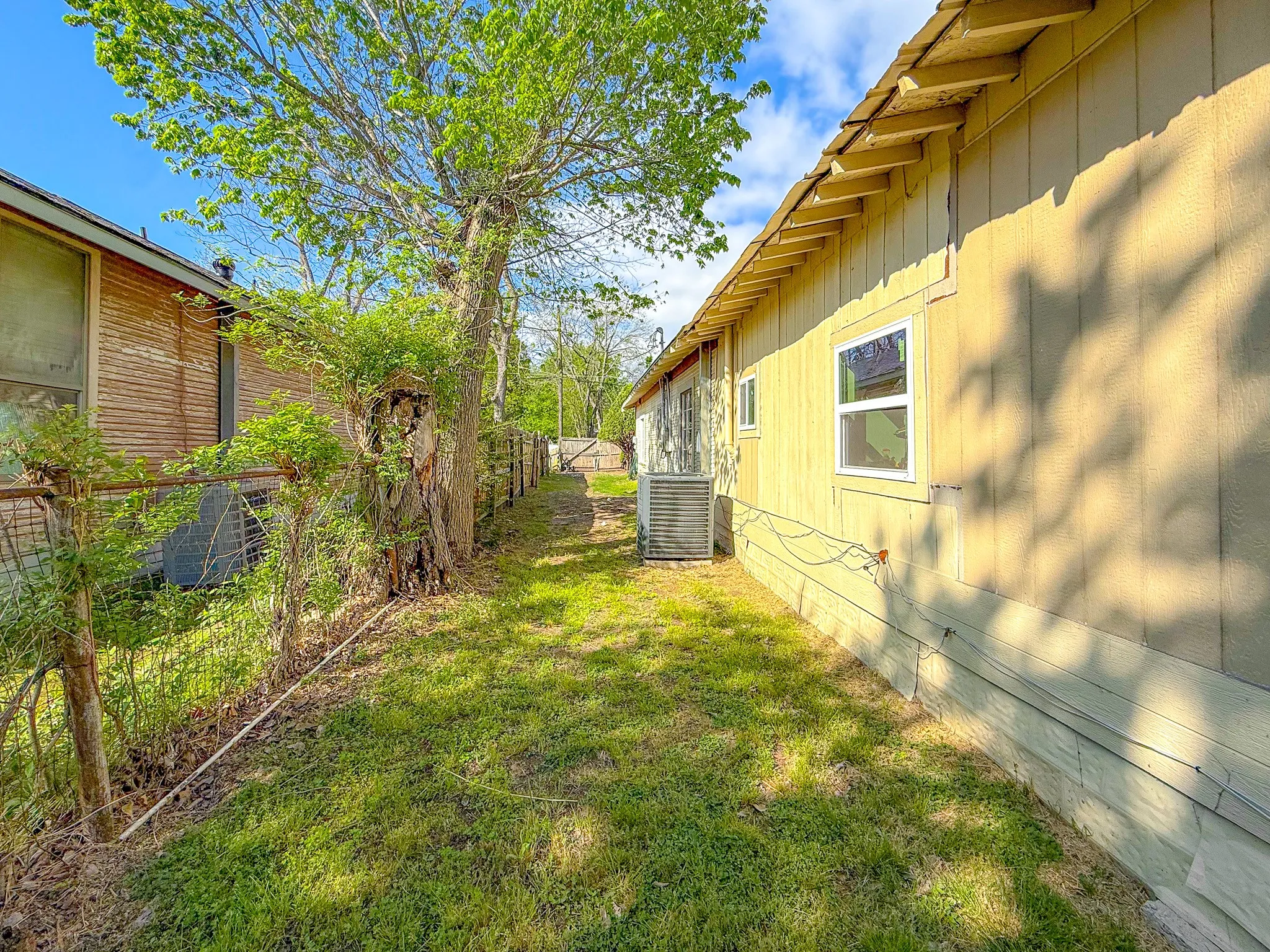 Single Family Residence For Sale in Navarro County , 401 S 30th Street, Corsicana, Texas 75110, 3 Bedrooms, 2 Bathrooms, Garage spaces, 1,344 Sqft, built in 1945, Price $160,000, mls#21222780, Real Estate Agent in Corsicana, Homes For Sale in Navarro county, Homes For Sale in Corsicana, Realtor in Corsicana Texas, Real Estate Brokerage Independent Realty Texas, Luminita Cordes Realtor