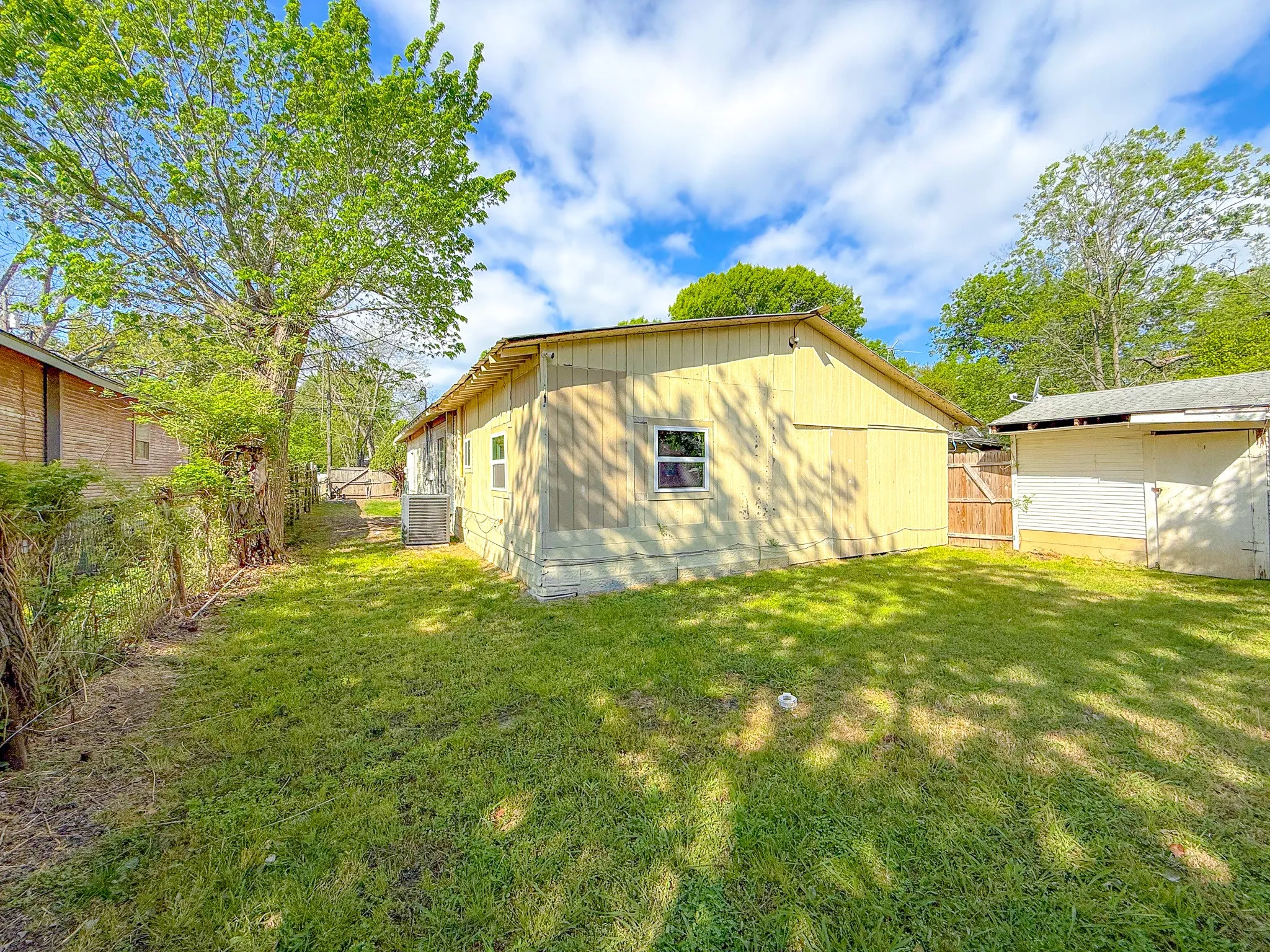 Single Family Residence For Sale in Navarro County , 401 S 30th Street, Corsicana, Texas 75110, 3 Bedrooms, 2 Bathrooms, Garage spaces, 1,344 Sqft, built in 1945, Price $160,000, mls#21222780, Real Estate Agent in Corsicana, Homes For Sale in Navarro county, Homes For Sale in Corsicana, Realtor in Corsicana Texas, Real Estate Brokerage Independent Realty Texas, Luminita Cordes Realtor