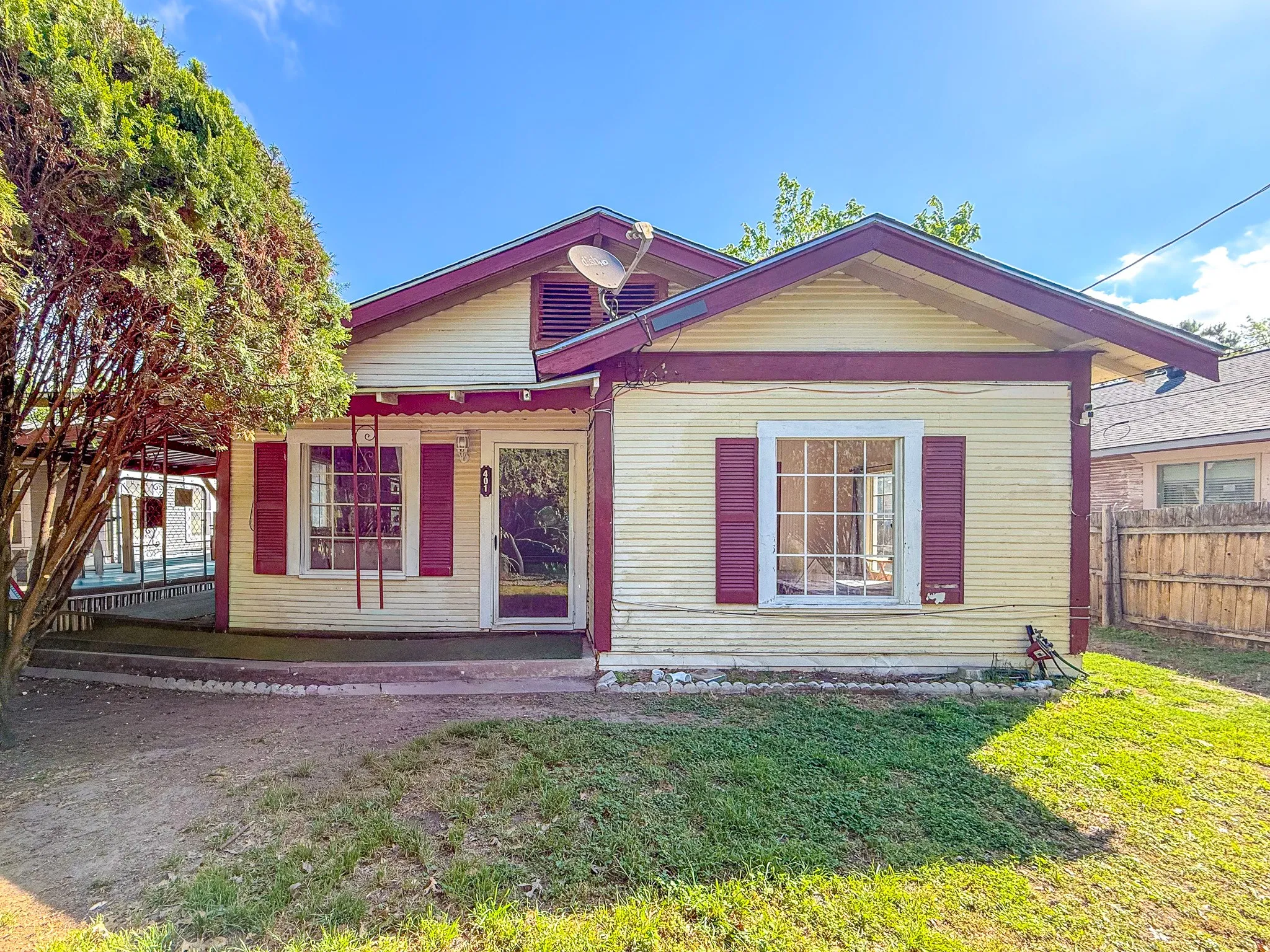 Single Family Residence For Sale in Navarro County , 401 S 30th Street, Corsicana, Texas 75110, 3 Bedrooms, 2 Bathrooms, Garage spaces, 1,344 Sqft, built in 1945, Price $160,000, mls#21222780, Real Estate Agent in Corsicana, Homes For Sale in Navarro county, Homes For Sale in Corsicana, Realtor in Corsicana Texas, Real Estate Brokerage Independent Realty Texas, Luminita Cordes Realtor