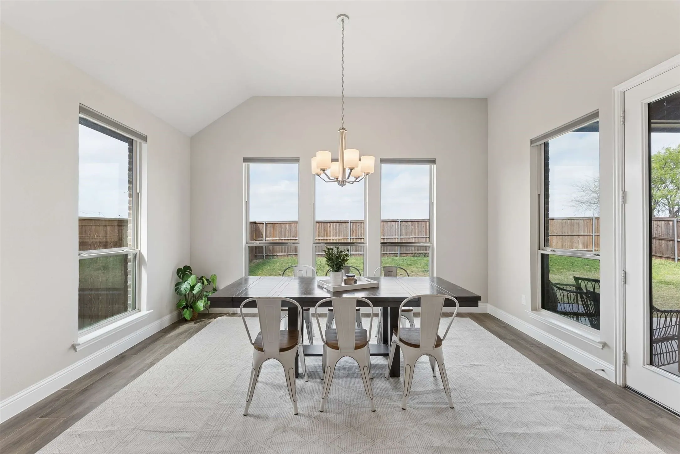 Single Family Residence For Sale in Collin County , 1817 Scotney Court, Celina, Texas 75009, 4 Bedroom, 3 Bathroom, 3 Garage spaces, 2,782 Sqft, built in 2021, Preowned, mls#21223555, Real Estate Agent in Celina, Homes For Sale in Collin county, Homes For Sale in Celina, Realtor in Celina Texas, Real Estate Brokerage Independent Realty Texas, Luminita Cordes Realtor