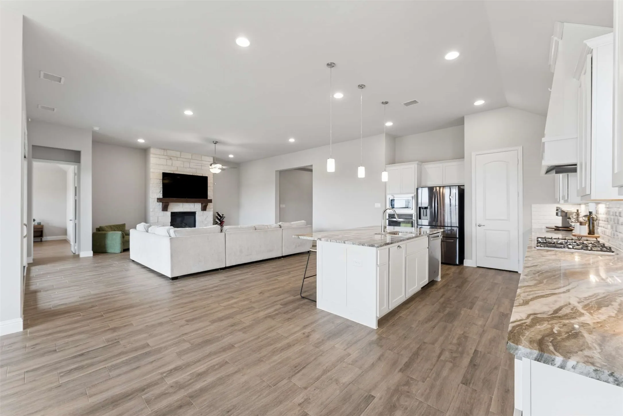 Single Family Residence For Sale in Collin County , 1817 Scotney Court, Celina, Texas 75009, 4 Bedroom, 3 Bathroom, 3 Garage spaces, 2,782 Sqft, built in 2021, Preowned, mls#21223555, Real Estate Agent in Celina, Homes For Sale in Collin county, Homes For Sale in Celina, Realtor in Celina Texas, Real Estate Brokerage Independent Realty Texas, Luminita Cordes Realtor