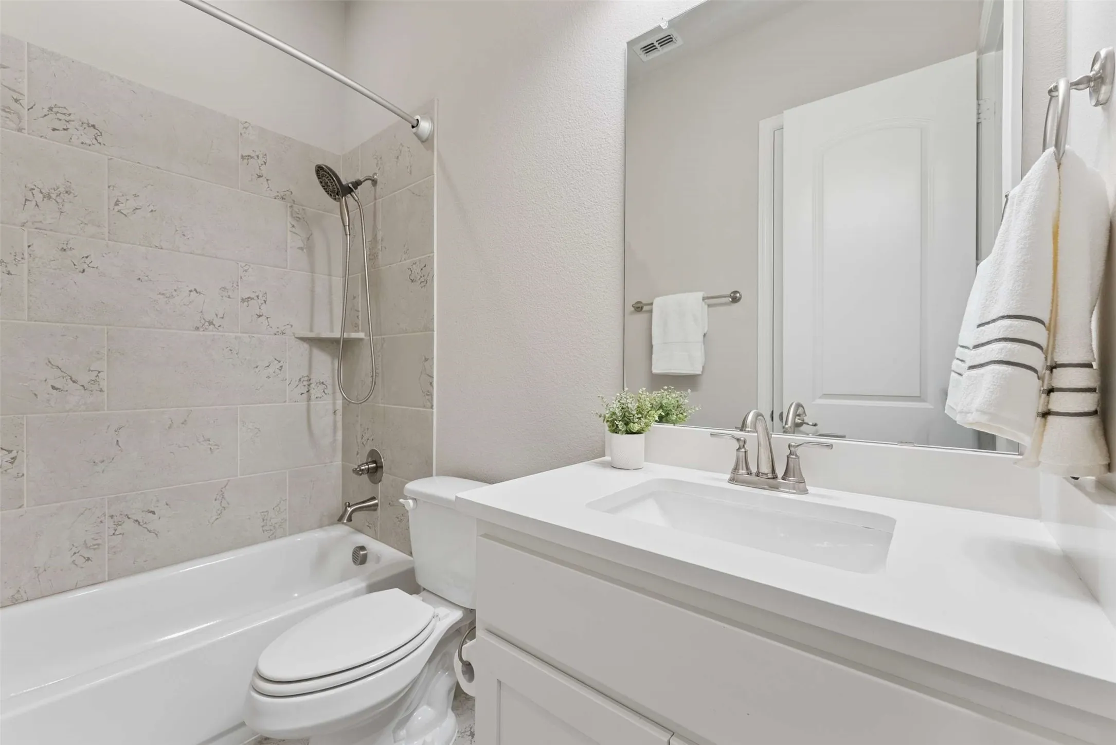 Single Family Residence For Sale in Collin County , 1817 Scotney Court, Celina, Texas 75009, 4 Bedroom, 3 Bathroom, 3 Garage spaces, 2,782 Sqft, built in 2021, Preowned, mls#21223555, Real Estate Agent in Celina, Homes For Sale in Collin county, Homes For Sale in Celina, Realtor in Celina Texas, Real Estate Brokerage Independent Realty Texas, Luminita Cordes Realtor