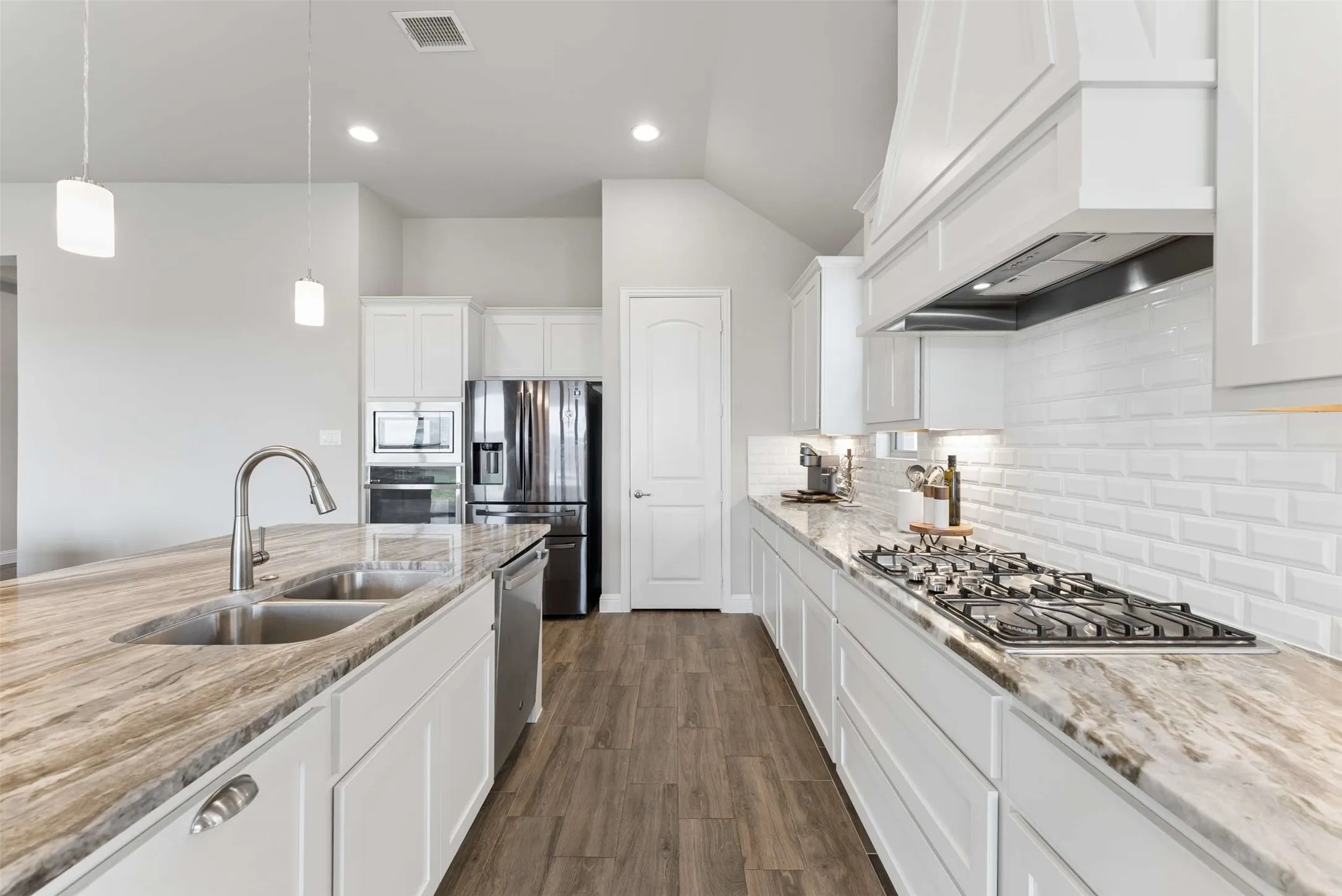 Single Family Residence For Sale in Collin County , 1817 Scotney Court, Celina, Texas 75009, 4 Bedroom, 3 Bathroom, 3 Garage spaces, 2,782 Sqft, built in 2021, Preowned, mls#21223555, Real Estate Agent in Celina, Homes For Sale in Collin county, Homes For Sale in Celina, Realtor in Celina Texas, Real Estate Brokerage Independent Realty Texas, Luminita Cordes Realtor