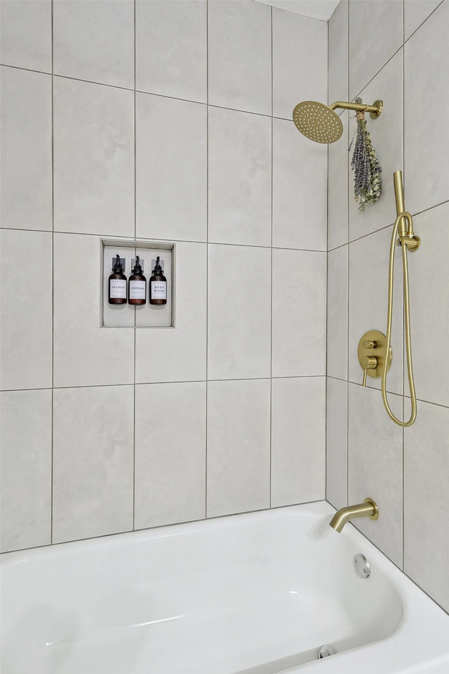 Bathroom with tiled shower / bath combo