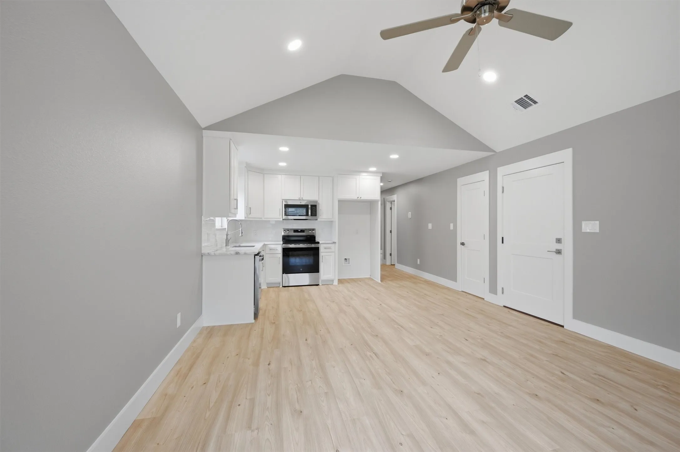 Single Family Residence For Sale in Grayson County , 1012 S 1st Street, Sherman, Texas 75090, 2 Bedroom, 2 Bathroom, 1 Garage spaces, 946 Sqft, built in 2026, New Construction - Complete, mls#21225052, Real Estate Agent in Sherman, Homes For Sale in Grayson county, Homes For Sale in Sherman, Realtor in Sherman Texas, Real Estate Brokerage Independent Realty Texas, Luminita Cordes Realtor