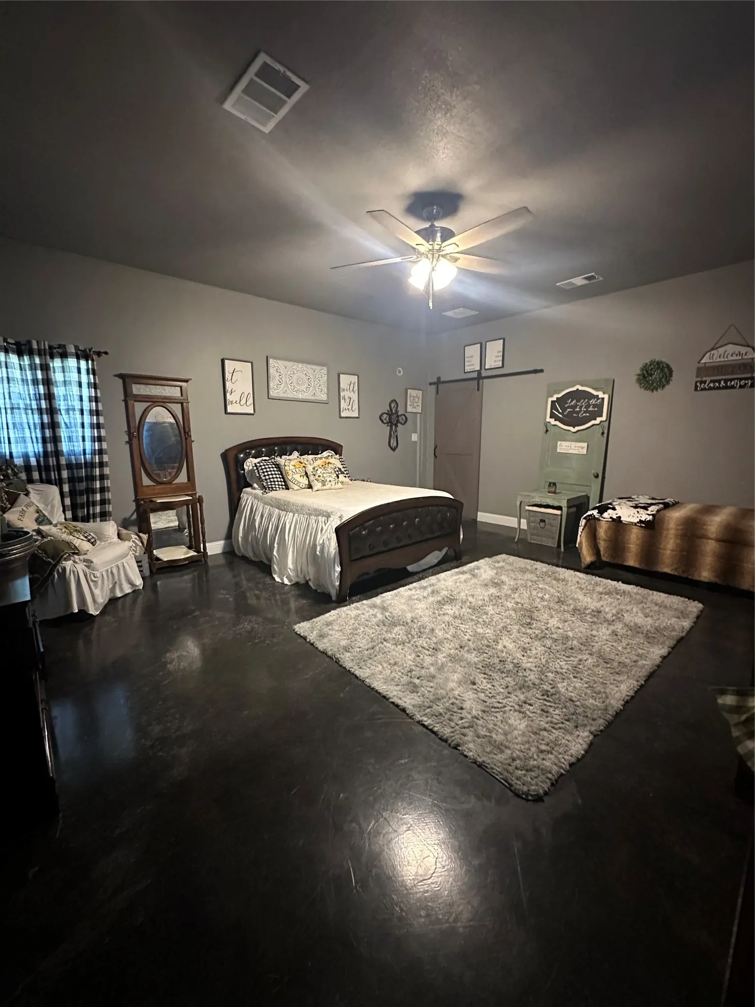 Very spacious bedroom