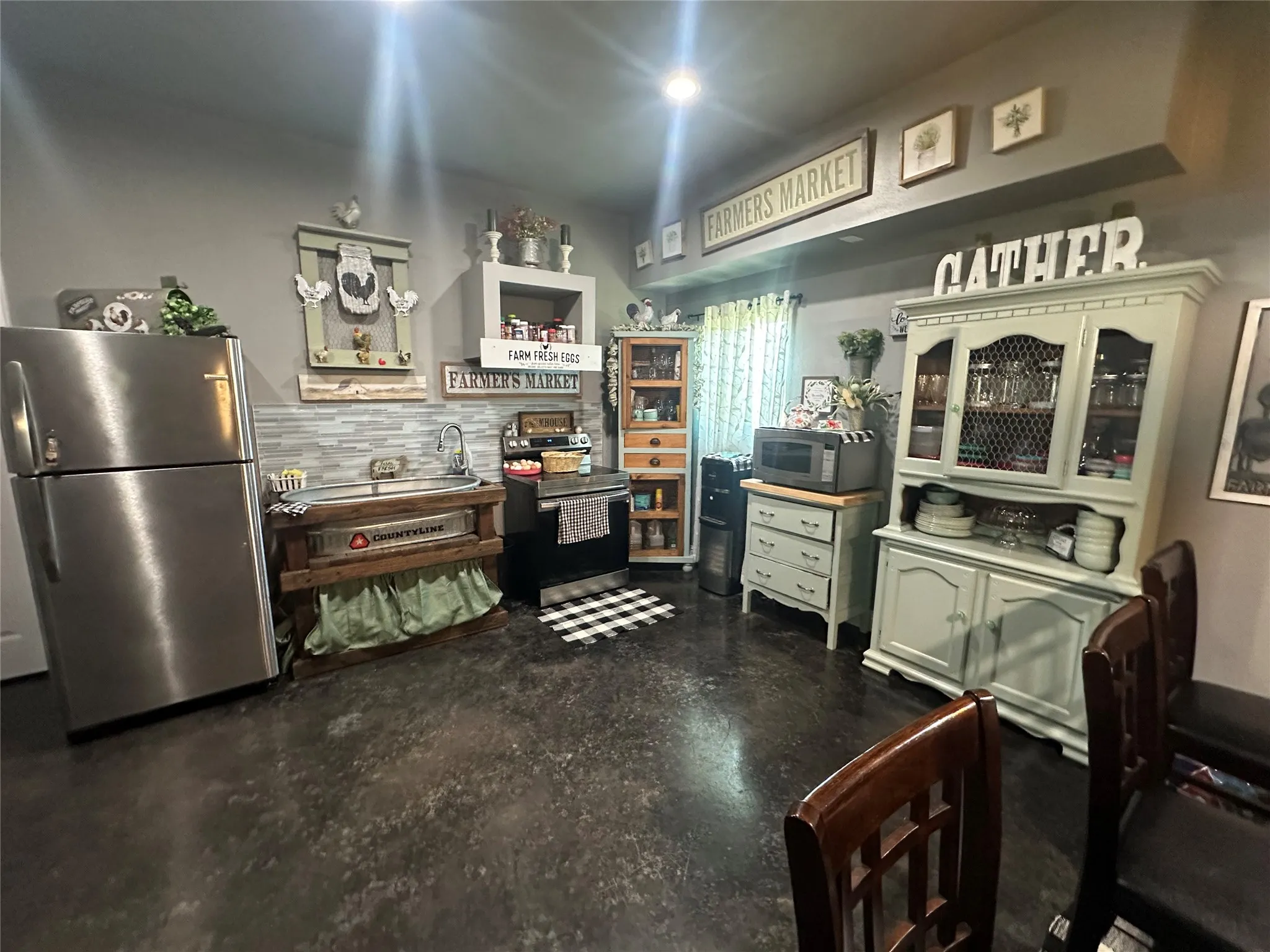 Farmhouse deluxe kitchen. Furniture and decor does convey!