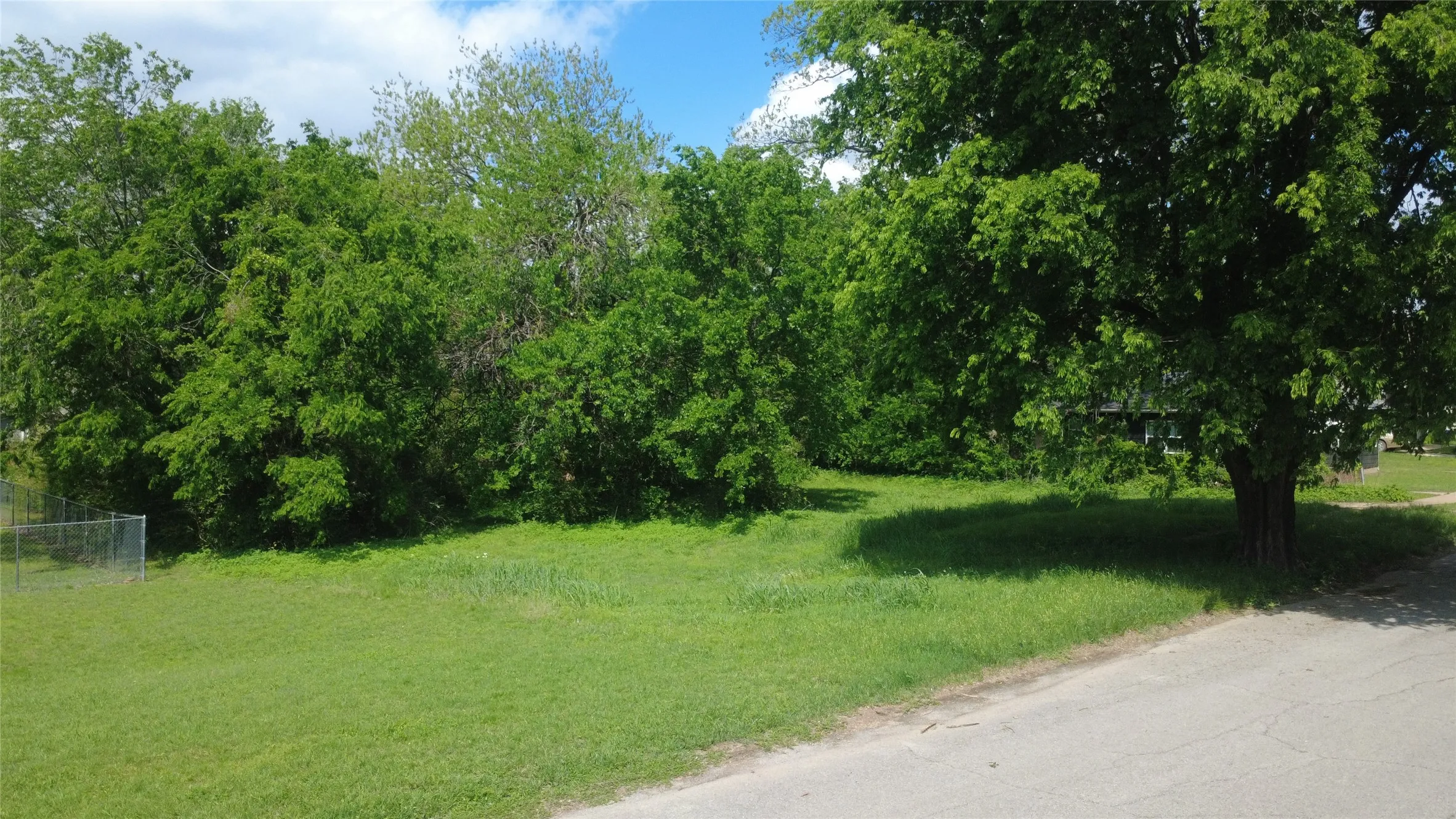 Unimproved Land For Sale in Grayson County , 611 W Johnson Street, Denison, Texas 75020, 0, 0, Garage spaces, 0 Sqft, built in 0, Price $47,499, mls#21225105, Real Estate Agent in Denison, Homes For Sale in Grayson county, Homes For Sale in Denison, Realtor in Denison Texas, Real Estate Brokerage Independent Realty Texas, Luminita Cordes Realtor