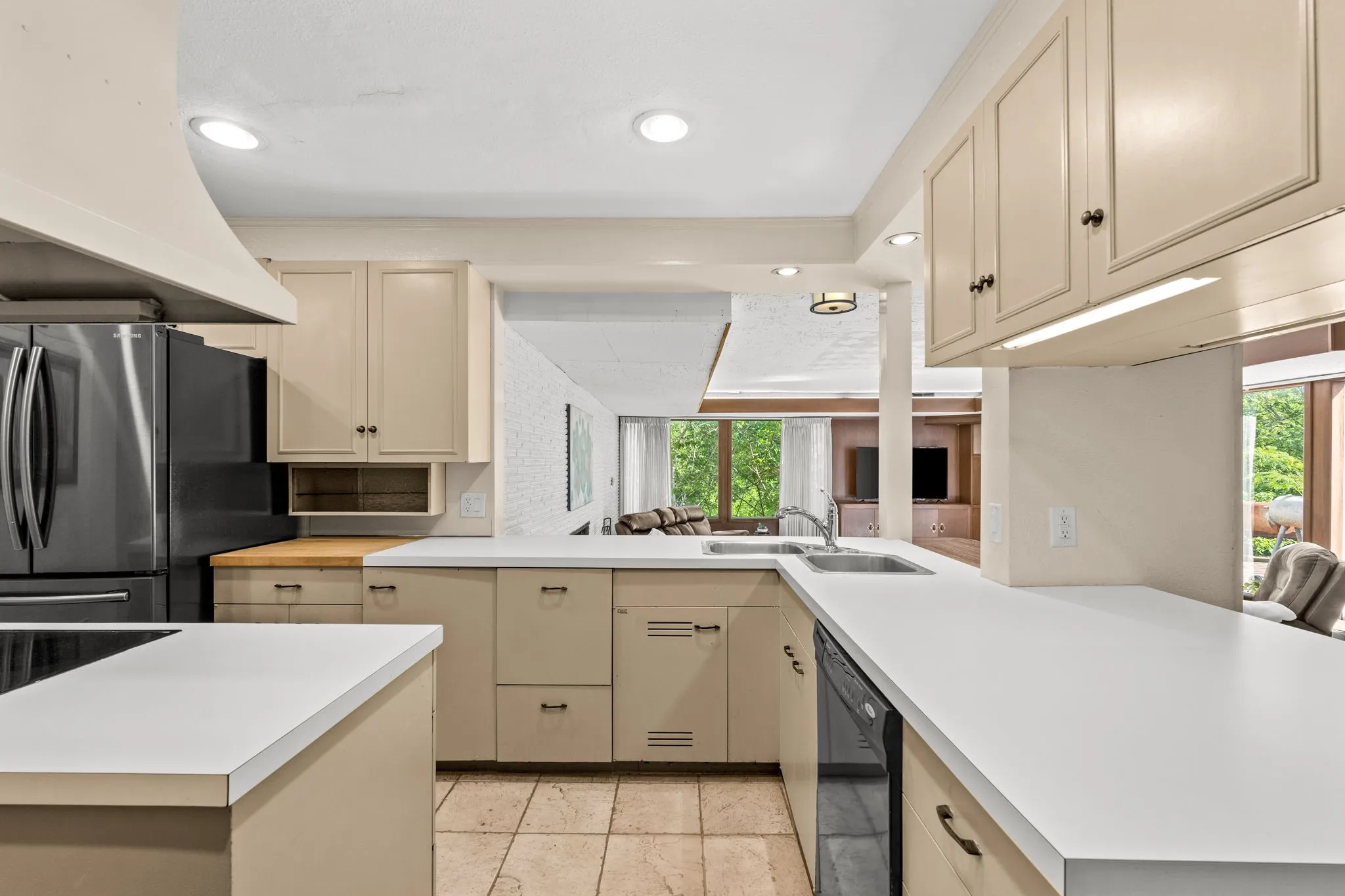 Single Family Residence For Sale in Tarrant County , 1504 Smilax Avenue, Fort Worth, Texas 76111, 4 Bedroom, 4 Bathroom, 2 Garage spaces, 5,608 Sqft, built in 1949, Preowned, mls#21225085, Real Estate Agent in Fort Worth, Homes For Sale in Tarrant county, Homes For Sale in Fort Worth, Realtor in Fort Worth Texas, Real Estate Brokerage Independent Realty Texas, Luminita Cordes Realtor