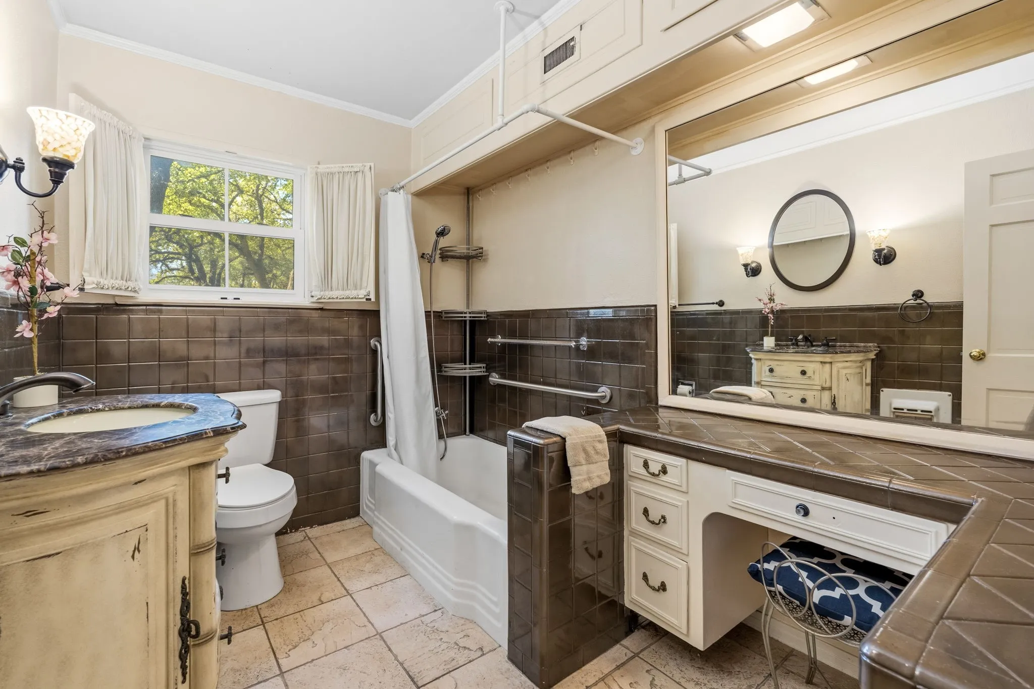 Single Family Residence For Sale in Tarrant County , 1504 Smilax Avenue, Fort Worth, Texas 76111, 4 Bedroom, 4 Bathroom, 2 Garage spaces, 5,608 Sqft, built in 1949, Preowned, mls#21225085, Real Estate Agent in Fort Worth, Homes For Sale in Tarrant county, Homes For Sale in Fort Worth, Realtor in Fort Worth Texas, Real Estate Brokerage Independent Realty Texas, Luminita Cordes Realtor