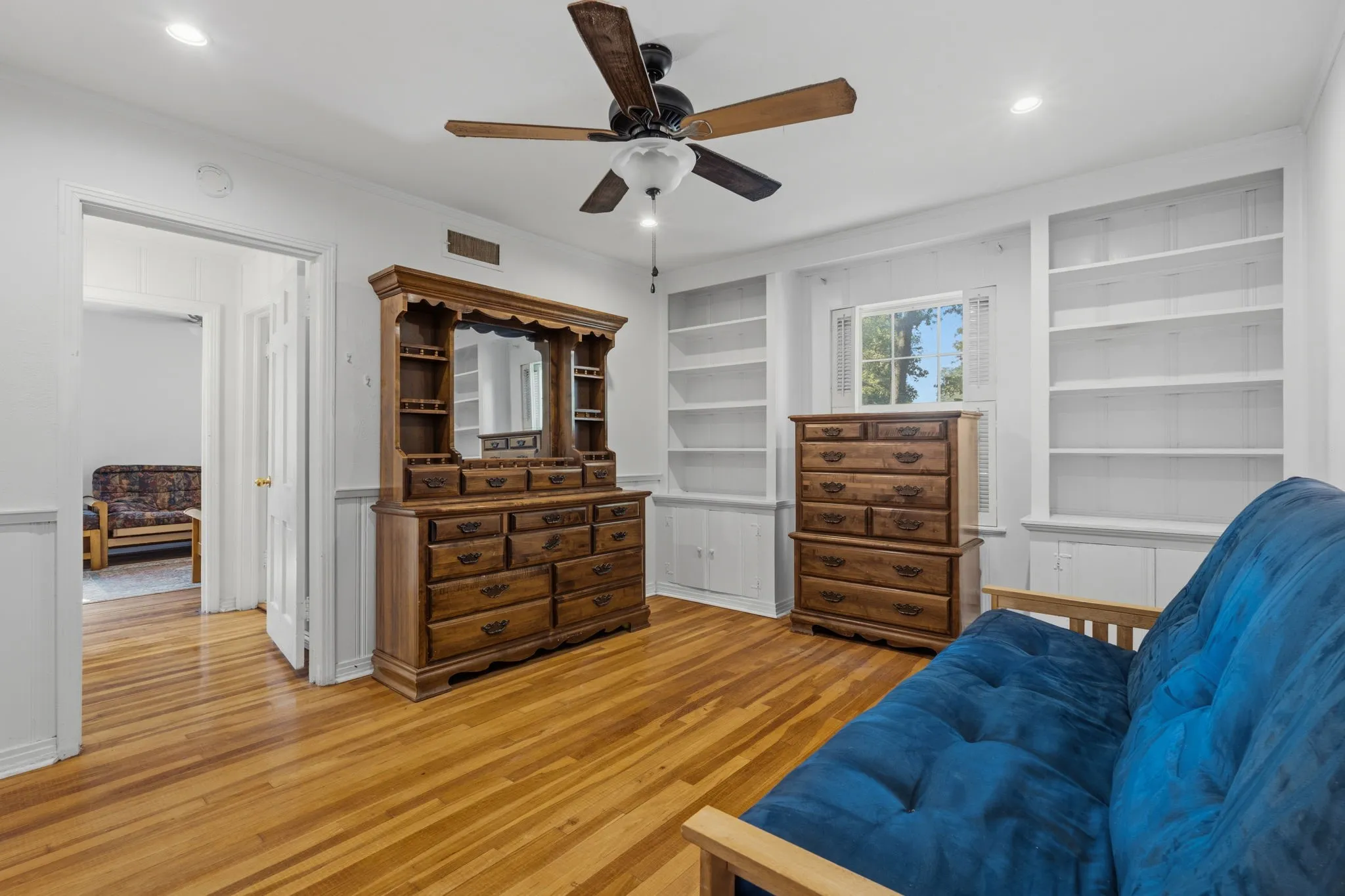 Single Family Residence For Sale in Tarrant County , 1504 Smilax Avenue, Fort Worth, Texas 76111, 4 Bedroom, 4 Bathroom, 2 Garage spaces, 5,608 Sqft, built in 1949, Preowned, mls#21225085, Real Estate Agent in Fort Worth, Homes For Sale in Tarrant county, Homes For Sale in Fort Worth, Realtor in Fort Worth Texas, Real Estate Brokerage Independent Realty Texas, Luminita Cordes Realtor