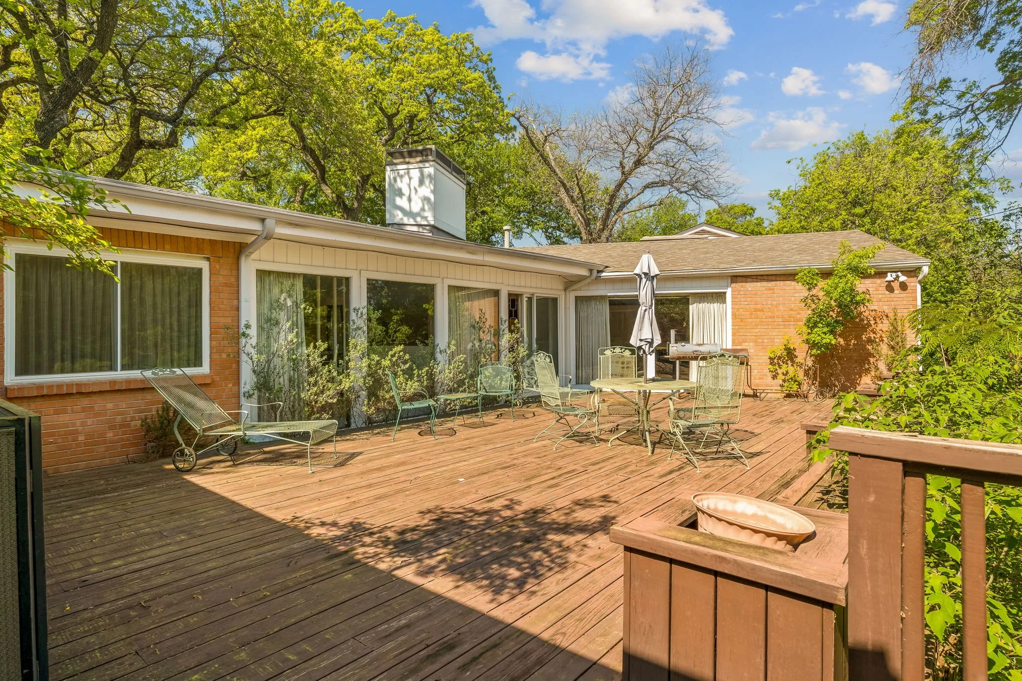 Single Family Residence For Sale in Tarrant County , 1504 Smilax Avenue, Fort Worth, Texas 76111, 4 Bedroom, 4 Bathroom, 2 Garage spaces, 5,608 Sqft, built in 1949, Preowned, mls#21225085, Real Estate Agent in Fort Worth, Homes For Sale in Tarrant county, Homes For Sale in Fort Worth, Realtor in Fort Worth Texas, Real Estate Brokerage Independent Realty Texas, Luminita Cordes Realtor