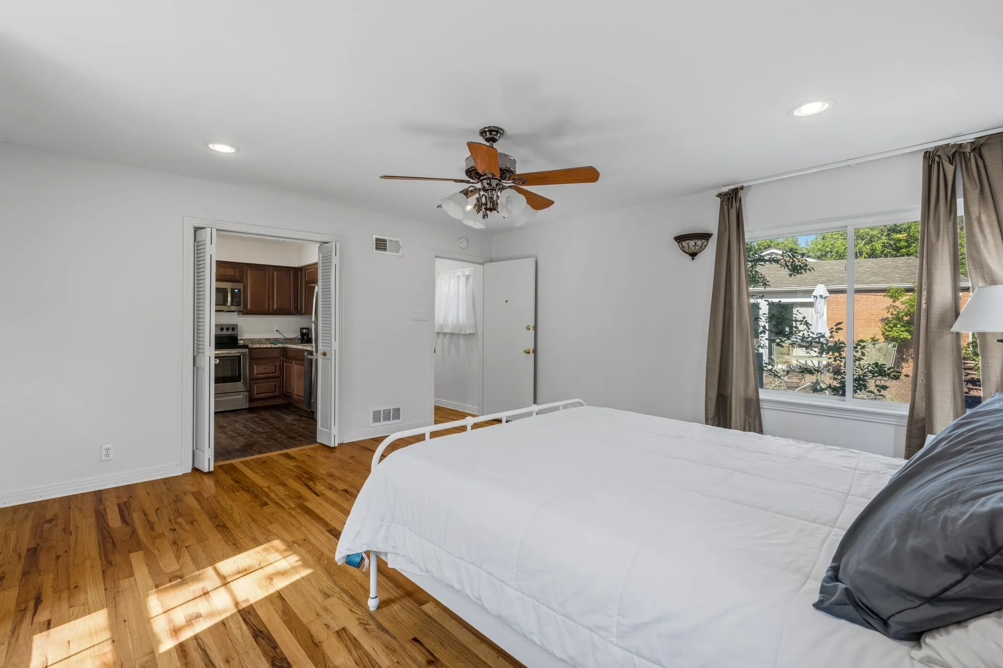 Single Family Residence For Sale in Tarrant County , 1504 Smilax Avenue, Fort Worth, Texas 76111, 4 Bedroom, 4 Bathroom, 2 Garage spaces, 5,608 Sqft, built in 1949, Preowned, mls#21225085, Real Estate Agent in Fort Worth, Homes For Sale in Tarrant county, Homes For Sale in Fort Worth, Realtor in Fort Worth Texas, Real Estate Brokerage Independent Realty Texas, Luminita Cordes Realtor