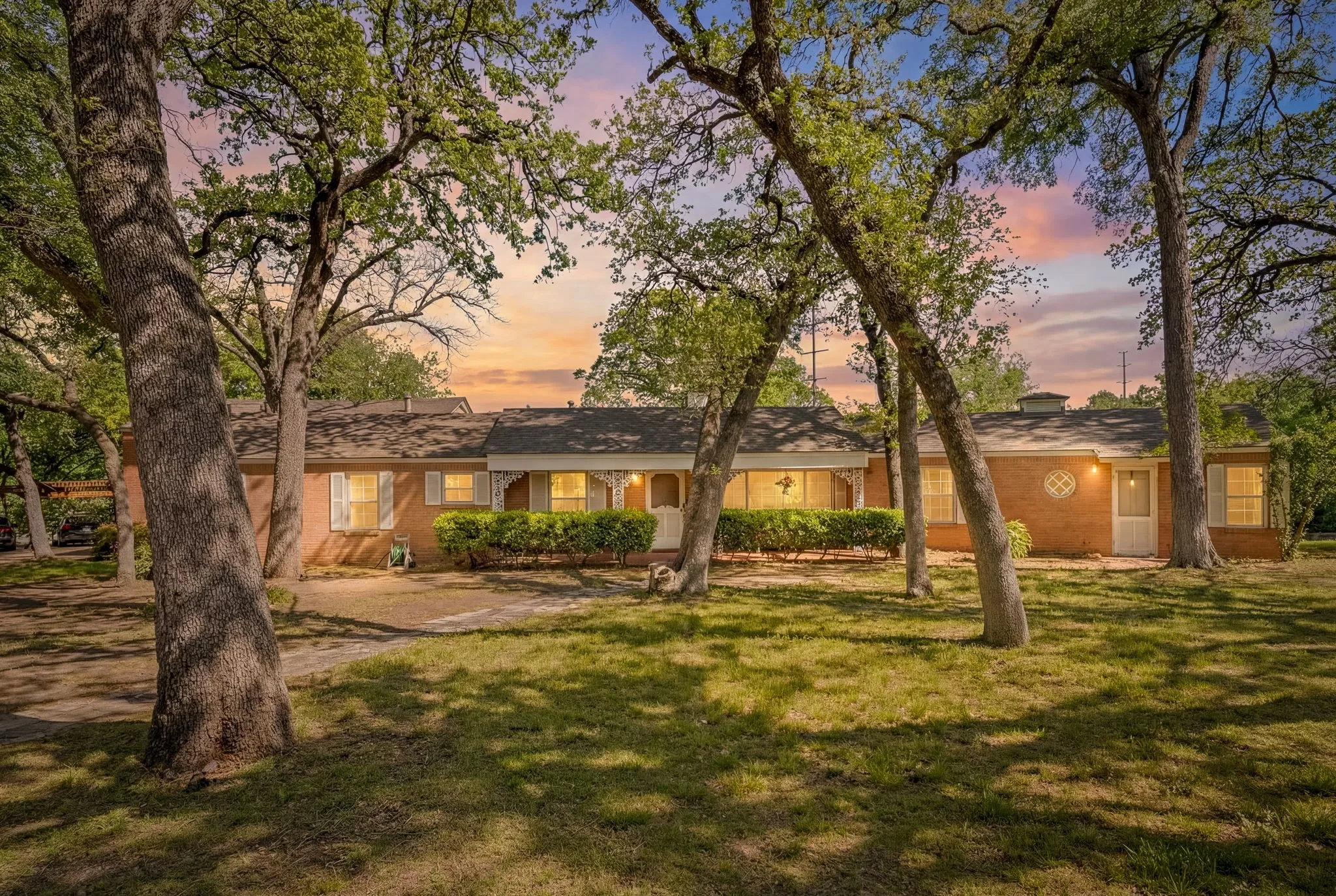 Single Family Residence For Sale in Tarrant County , 1504 Smilax Avenue, Fort Worth, Texas 76111, 4 Bedroom, 4 Bathroom, 2 Garage spaces, 5,608 Sqft, built in 1949, Preowned, mls#21225085, Real Estate Agent in Fort Worth, Homes For Sale in Tarrant county, Homes For Sale in Fort Worth, Realtor in Fort Worth Texas, Real Estate Brokerage Independent Realty Texas, Luminita Cordes Realtor