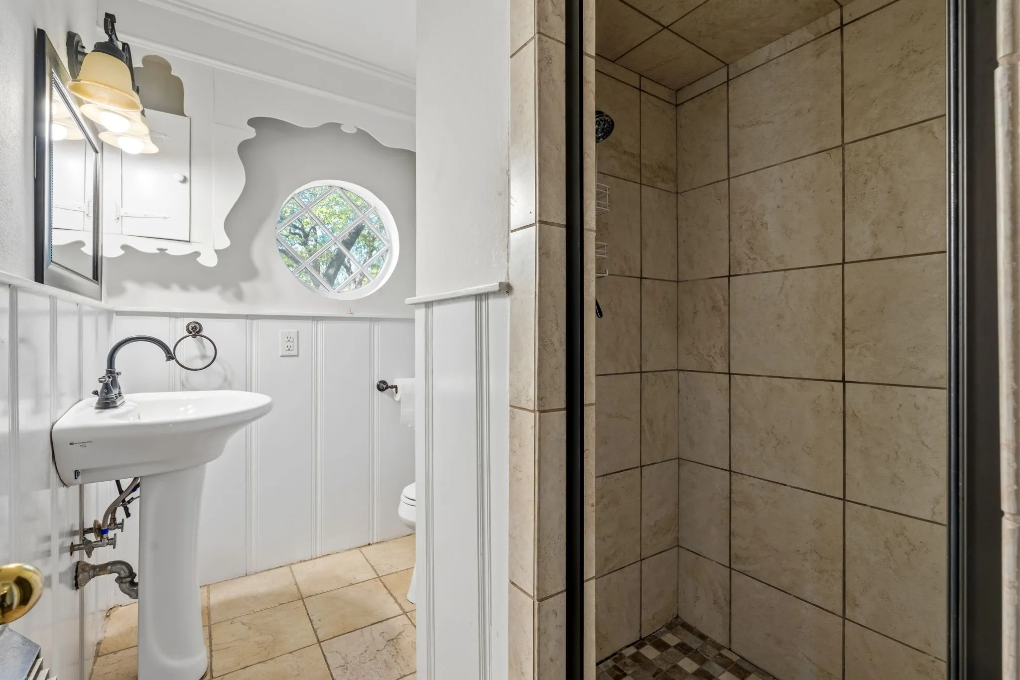 Single Family Residence For Sale in Tarrant County , 1504 Smilax Avenue, Fort Worth, Texas 76111, 4 Bedroom, 4 Bathroom, 2 Garage spaces, 5,608 Sqft, built in 1949, Preowned, mls#21225085, Real Estate Agent in Fort Worth, Homes For Sale in Tarrant county, Homes For Sale in Fort Worth, Realtor in Fort Worth Texas, Real Estate Brokerage Independent Realty Texas, Luminita Cordes Realtor