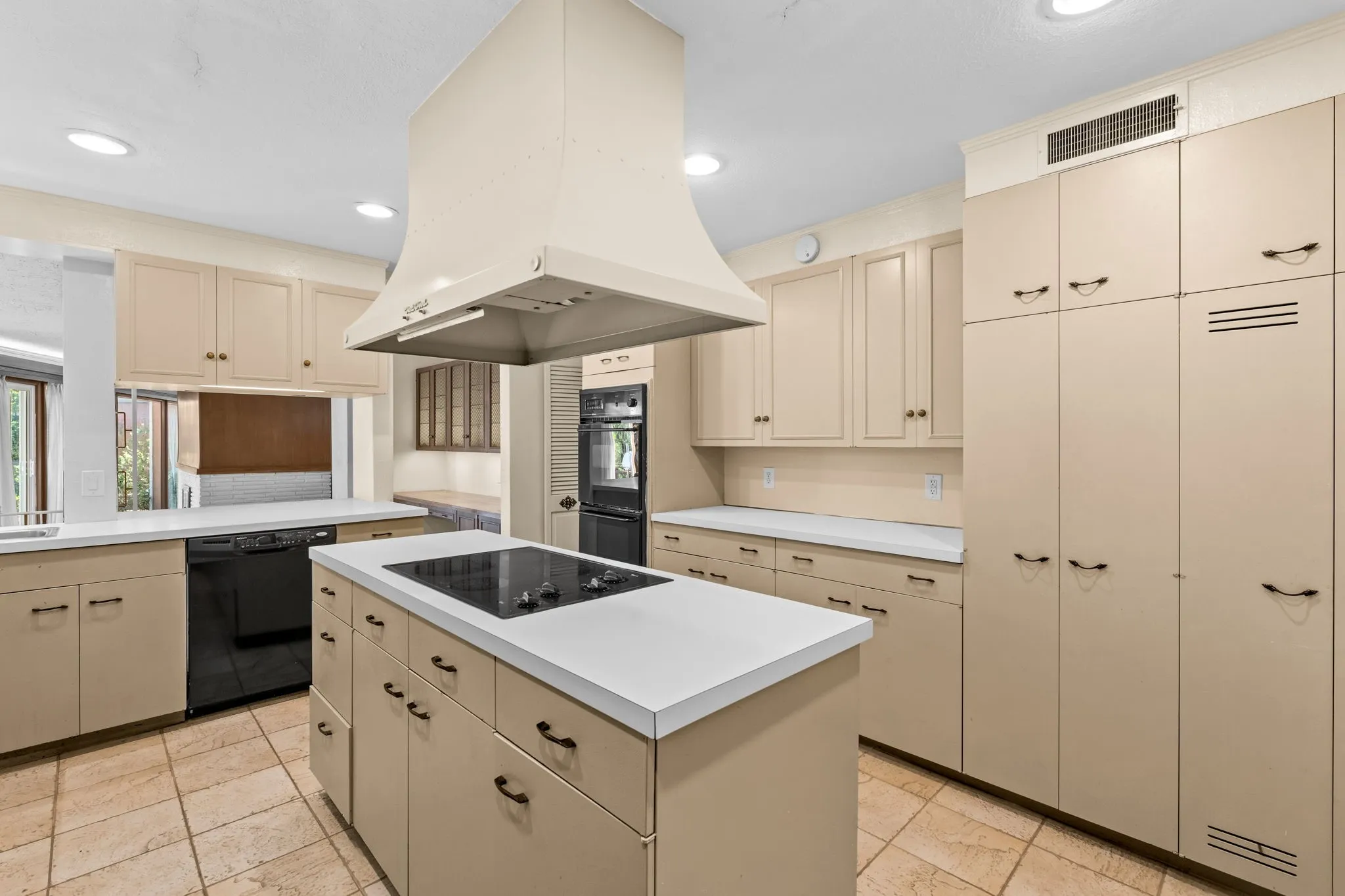 Single Family Residence For Sale in Tarrant County , 1504 Smilax Avenue, Fort Worth, Texas 76111, 4 Bedroom, 4 Bathroom, 2 Garage spaces, 5,608 Sqft, built in 1949, Preowned, mls#21225085, Real Estate Agent in Fort Worth, Homes For Sale in Tarrant county, Homes For Sale in Fort Worth, Realtor in Fort Worth Texas, Real Estate Brokerage Independent Realty Texas, Luminita Cordes Realtor