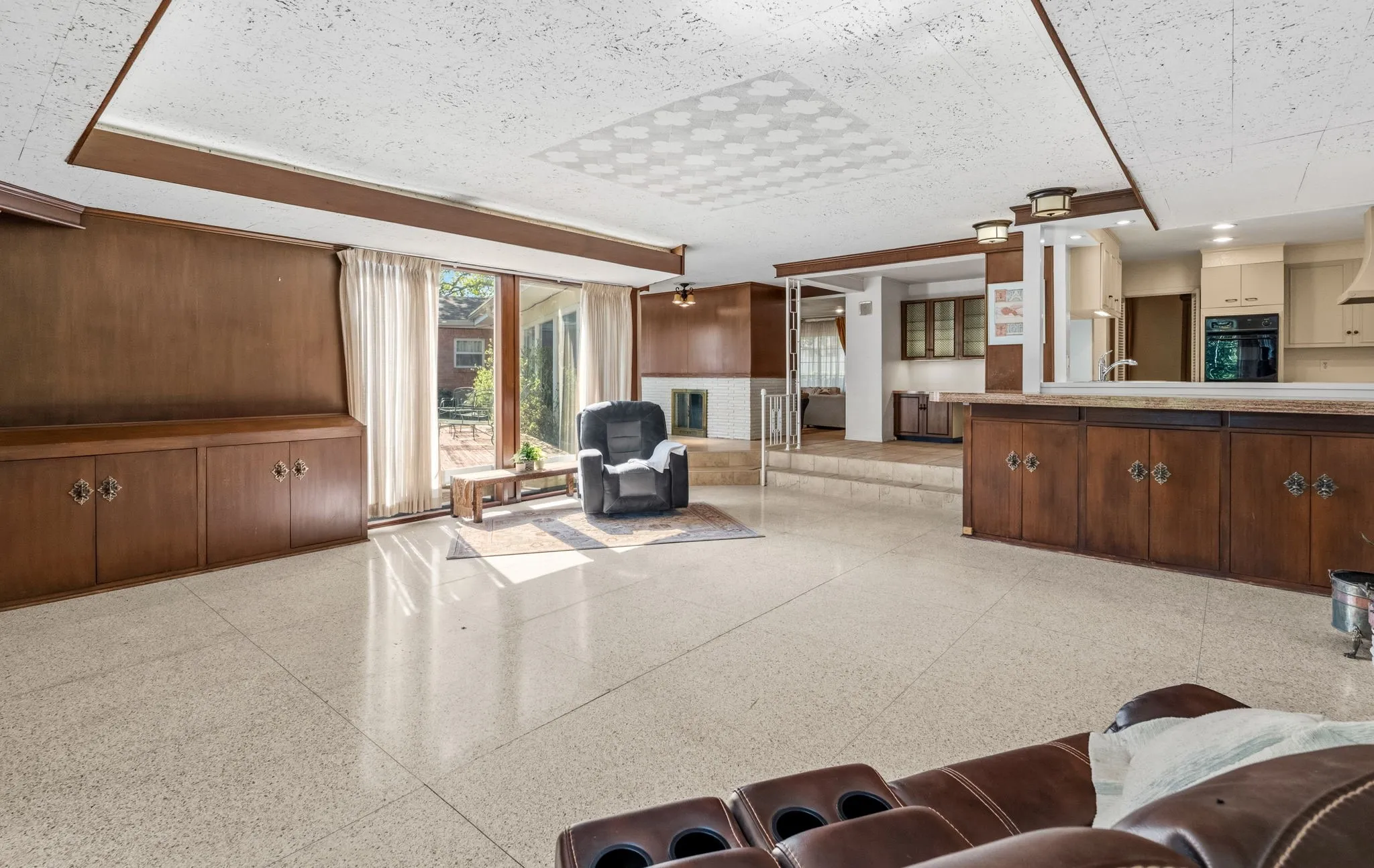 Single Family Residence For Sale in Tarrant County , 1504 Smilax Avenue, Fort Worth, Texas 76111, 4 Bedroom, 4 Bathroom, 2 Garage spaces, 5,608 Sqft, built in 1949, Preowned, mls#21225085, Real Estate Agent in Fort Worth, Homes For Sale in Tarrant county, Homes For Sale in Fort Worth, Realtor in Fort Worth Texas, Real Estate Brokerage Independent Realty Texas, Luminita Cordes Realtor