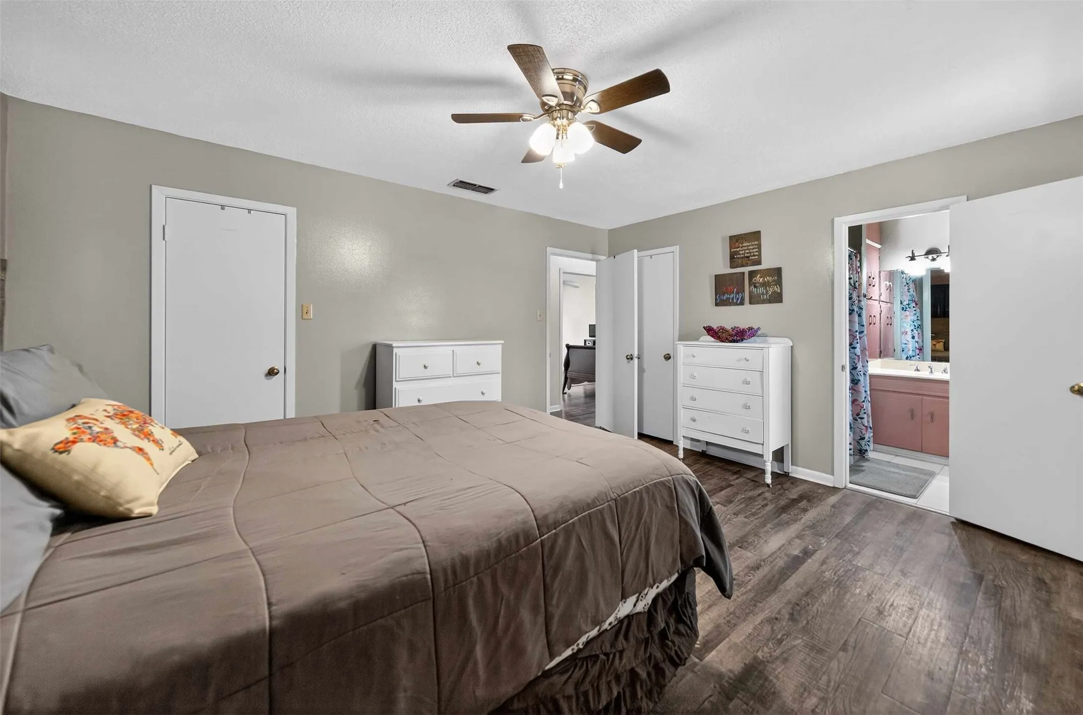 Single Family Residence For Sale in Smith County , 15515 Nell Lynn Lane, Tyler, Texas 75707, 3 Bedroom, 2 Bathroom, 2 Garage spaces, 1,814 Sqft, built in 1975, mls#21220968, Real Estate Agent in Tyler, Homes For Sale in Smith county, Homes For Sale in Tyler, Realtor in Tyler Texas, Real Estate Brokerage Independent Realty Texas, Luminita Cordes Realtor