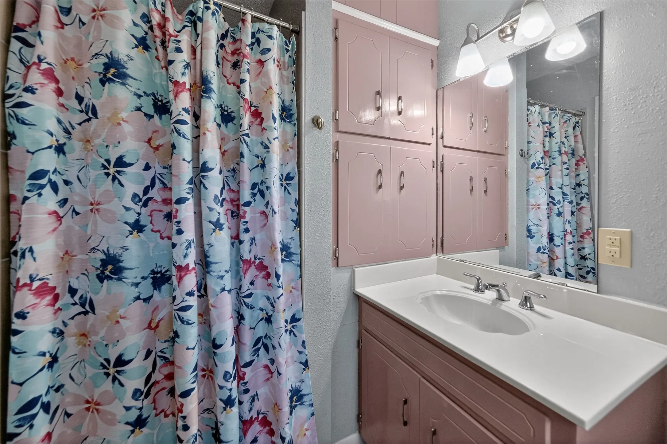Single Family Residence For Sale in Smith County , 15515 Nell Lynn Lane, Tyler, Texas 75707, 3 Bedroom, 2 Bathroom, 2 Garage spaces, 1,814 Sqft, built in 1975, mls#21220968, Real Estate Agent in Tyler, Homes For Sale in Smith county, Homes For Sale in Tyler, Realtor in Tyler Texas, Real Estate Brokerage Independent Realty Texas, Luminita Cordes Realtor