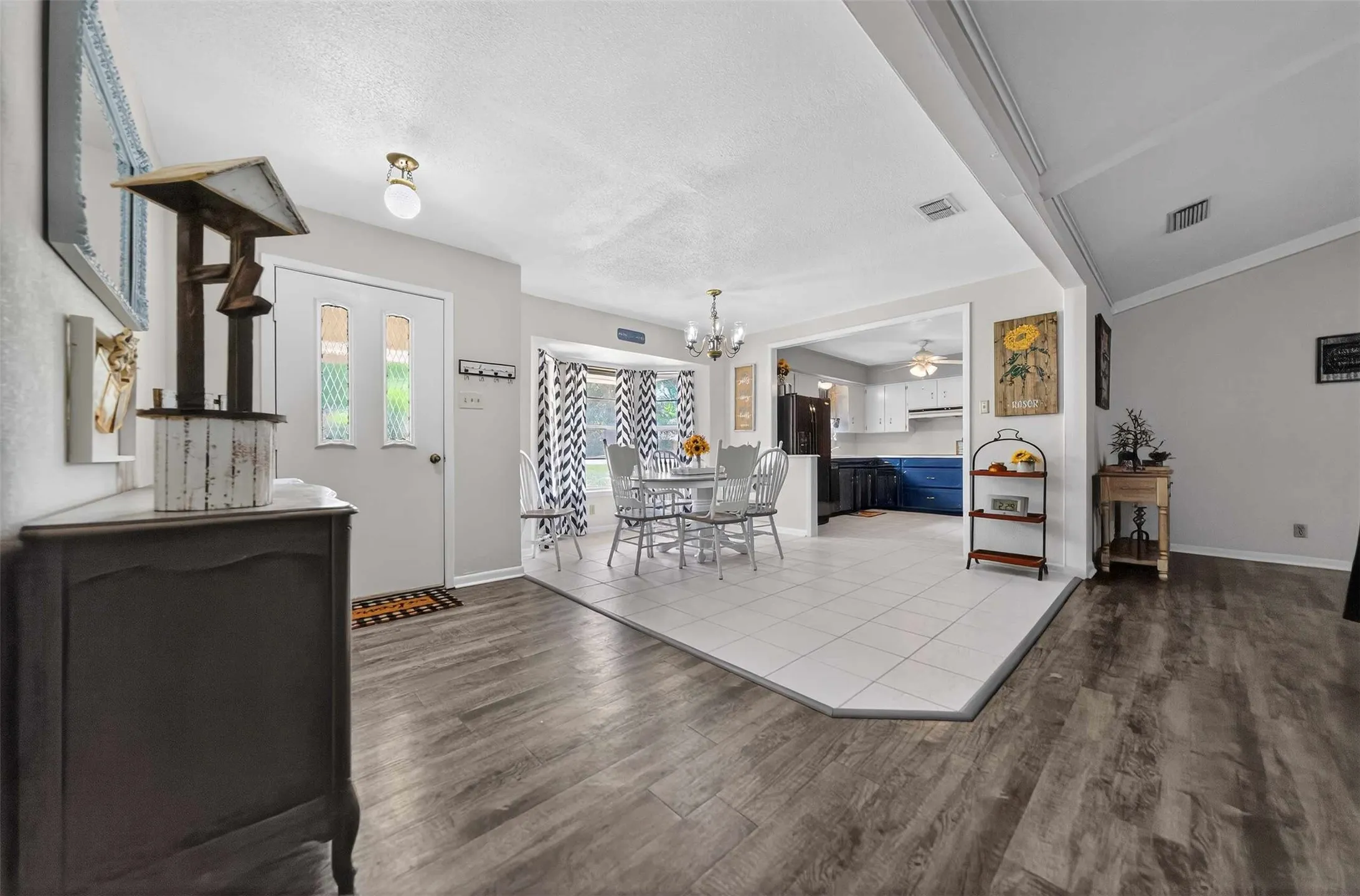 Single Family Residence For Sale in Smith County , 15515 Nell Lynn Lane, Tyler, Texas 75707, 3 Bedroom, 2 Bathroom, 2 Garage spaces, 1,814 Sqft, built in 1975, mls#21220968, Real Estate Agent in Tyler, Homes For Sale in Smith county, Homes For Sale in Tyler, Realtor in Tyler Texas, Real Estate Brokerage Independent Realty Texas, Luminita Cordes Realtor