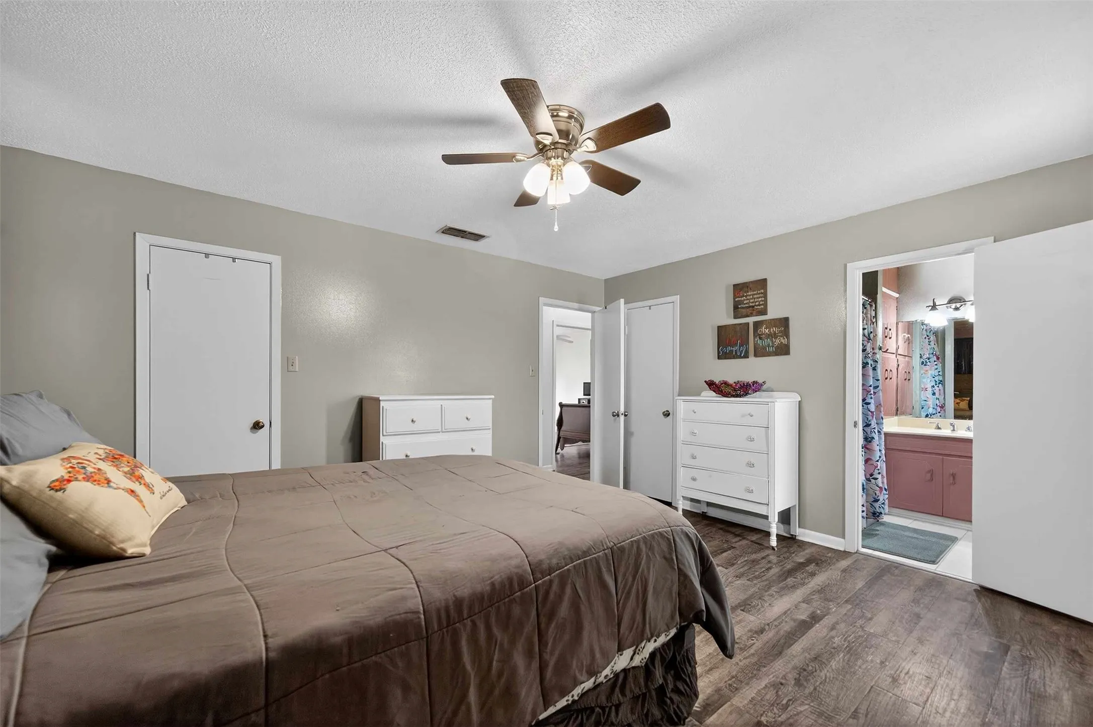 Single Family Residence For Sale in Smith County , 15515 Nell Lynn Lane, Tyler, Texas 75707, 3 Bedroom, 2 Bathroom, 2 Garage spaces, 1,814 Sqft, built in 1975, mls#21220968, Real Estate Agent in Tyler, Homes For Sale in Smith county, Homes For Sale in Tyler, Realtor in Tyler Texas, Real Estate Brokerage Independent Realty Texas, Luminita Cordes Realtor