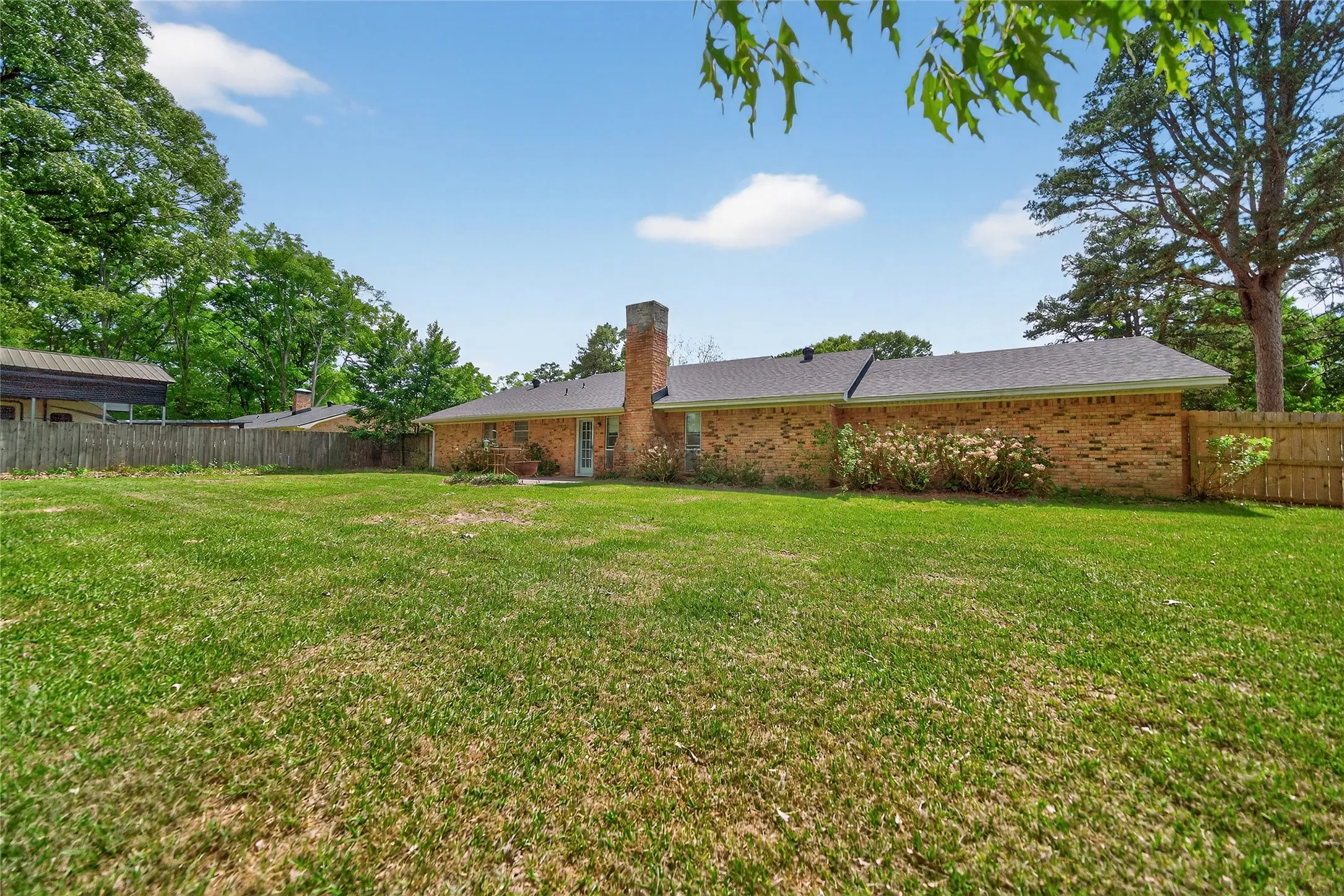 Single Family Residence For Sale in Smith County , 15515 Nell Lynn Lane, Tyler, Texas 75707, 3 Bedroom, 2 Bathroom, 2 Garage spaces, 1,814 Sqft, built in 1975, mls#21220968, Real Estate Agent in Tyler, Homes For Sale in Smith county, Homes For Sale in Tyler, Realtor in Tyler Texas, Real Estate Brokerage Independent Realty Texas, Luminita Cordes Realtor