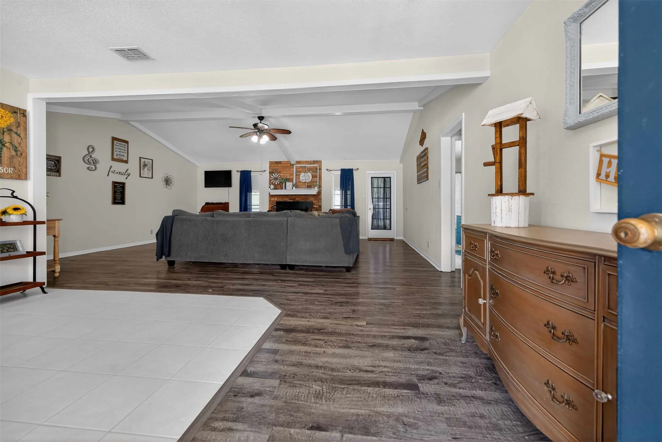 Single Family Residence For Sale in Smith County , 15515 Nell Lynn Lane, Tyler, Texas 75707, 3 Bedroom, 2 Bathroom, 2 Garage spaces, 1,814 Sqft, built in 1975, mls#21220968, Real Estate Agent in Tyler, Homes For Sale in Smith county, Homes For Sale in Tyler, Realtor in Tyler Texas, Real Estate Brokerage Independent Realty Texas, Luminita Cordes Realtor
